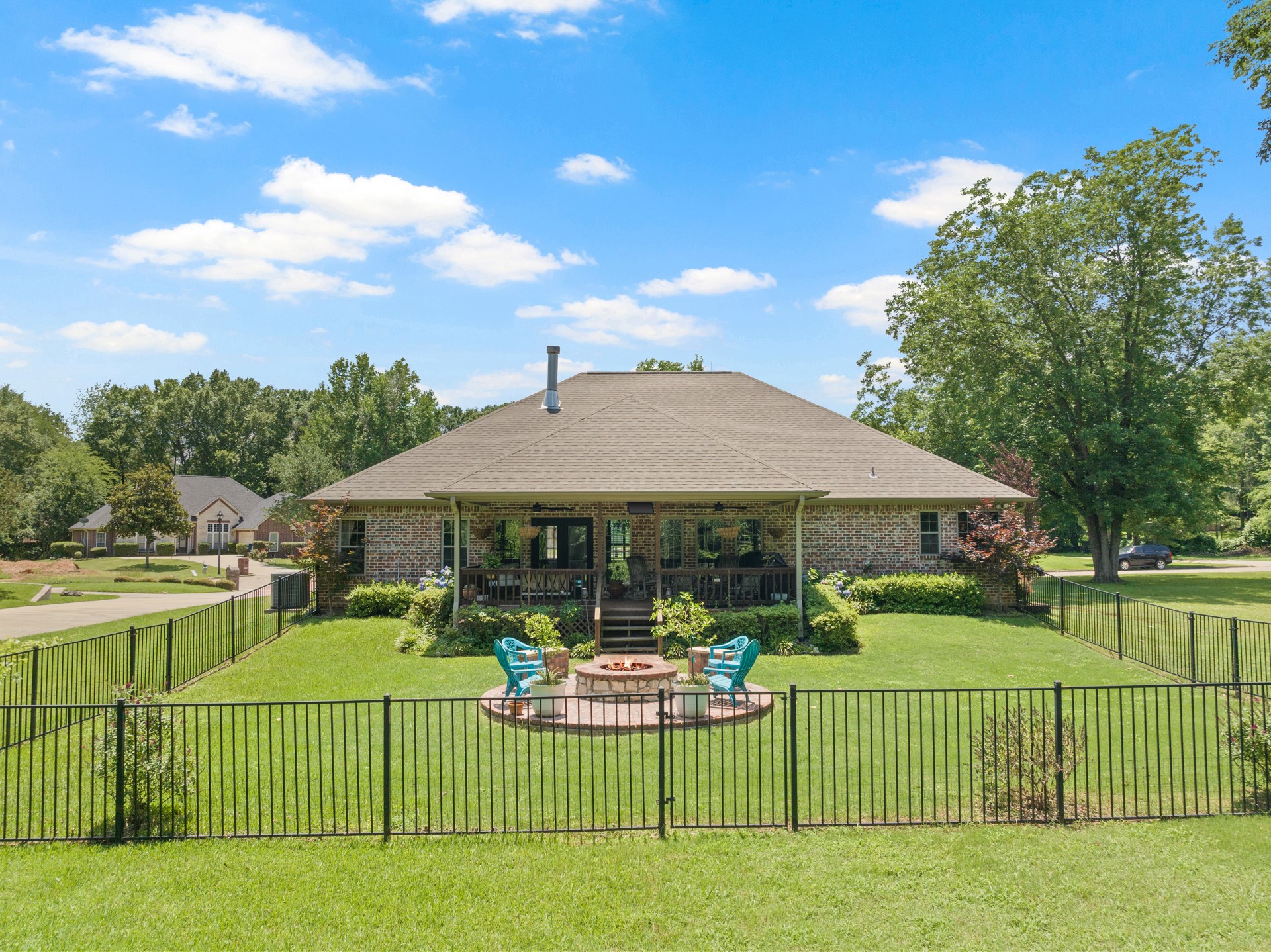 909 Holly Hill