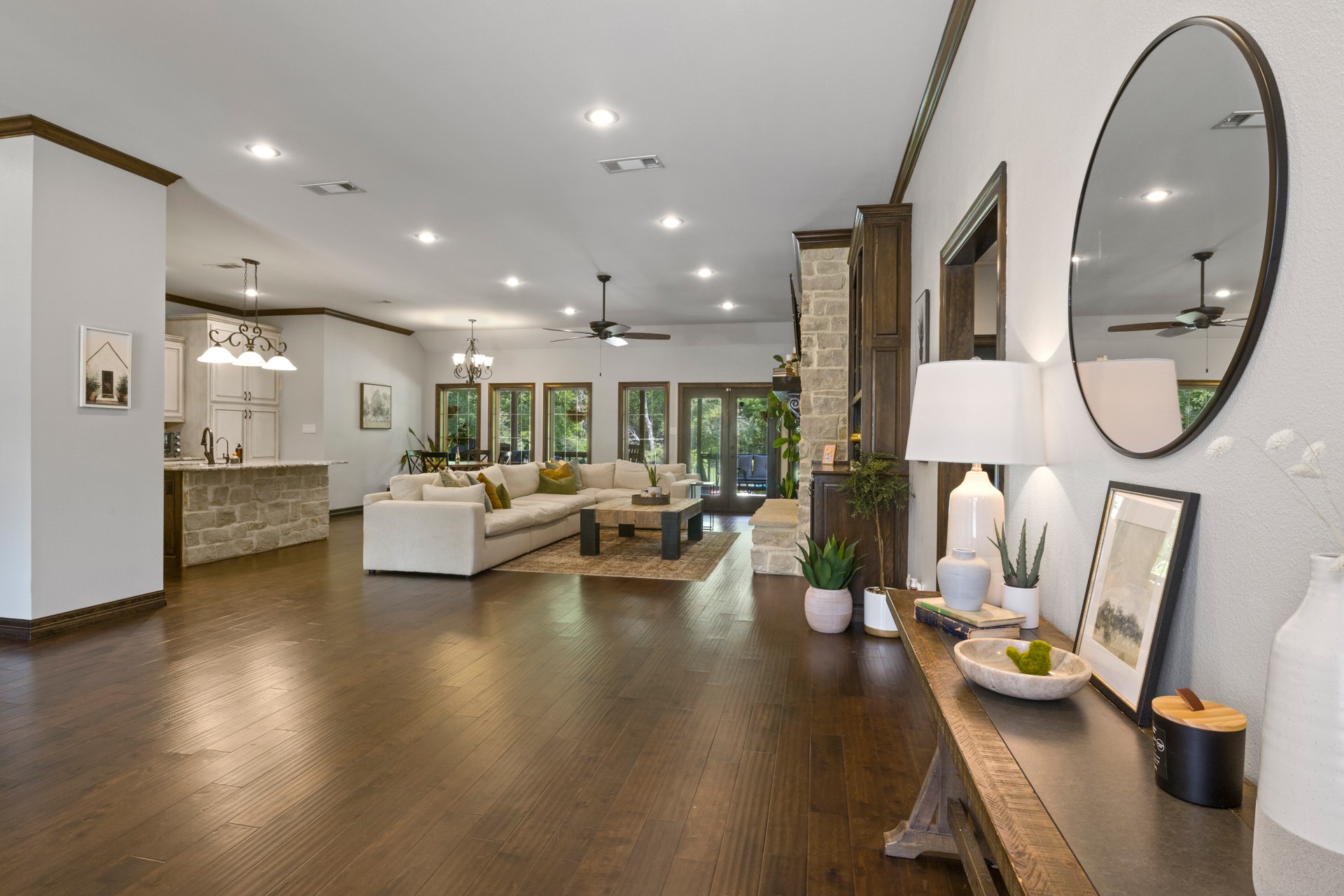 909 Holly Hill