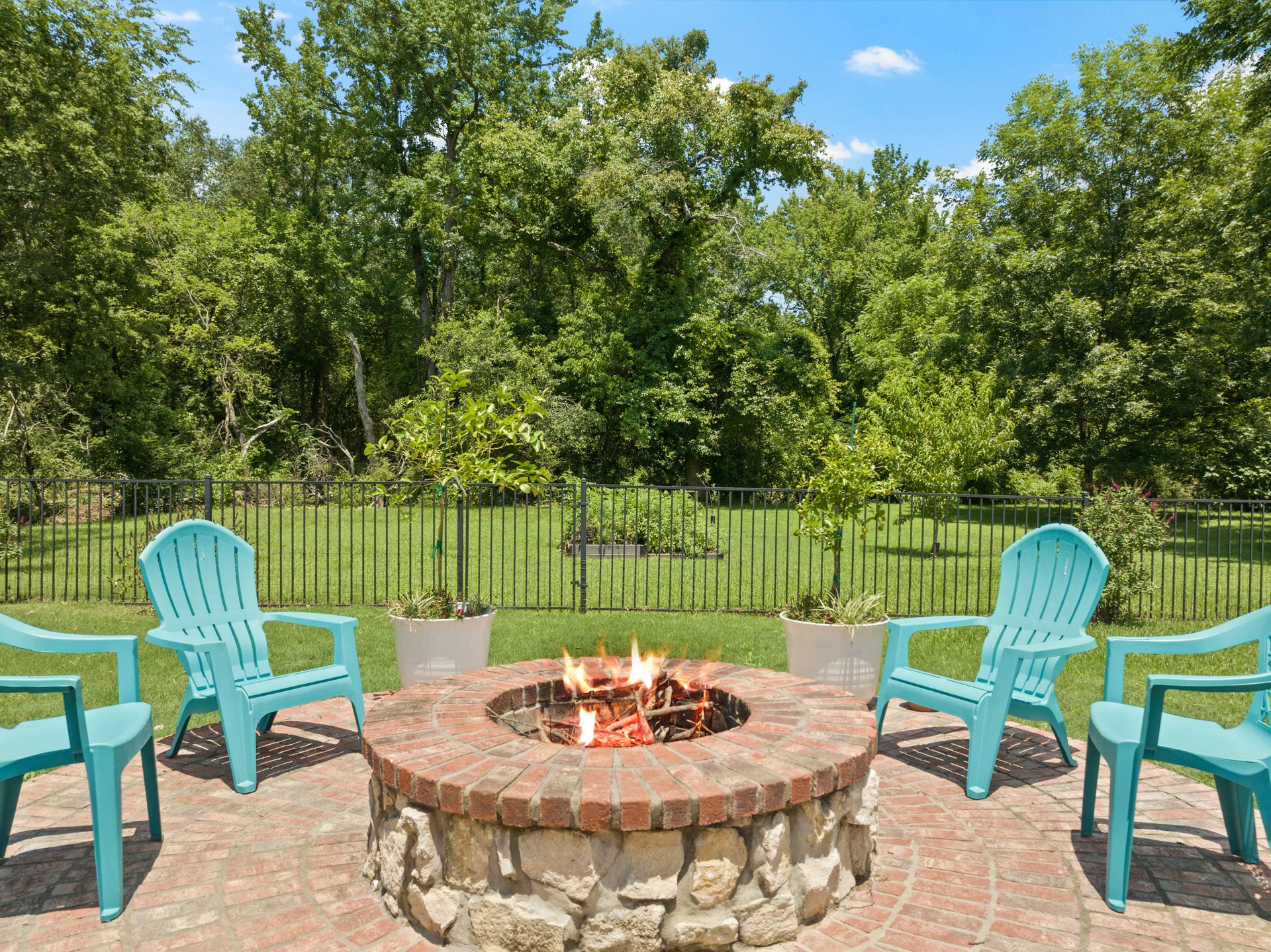 909 Holly Hill