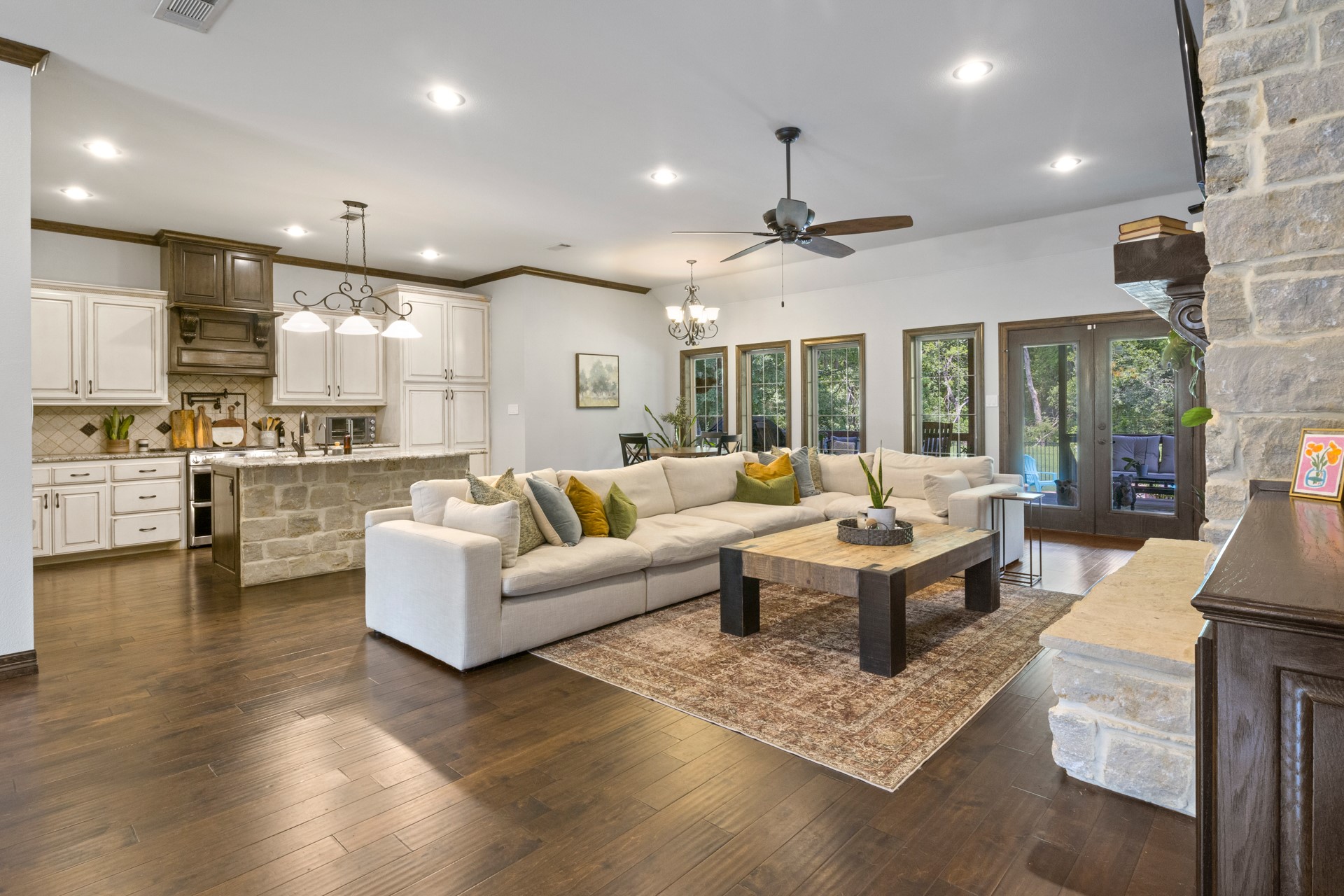 909 Holly Hill