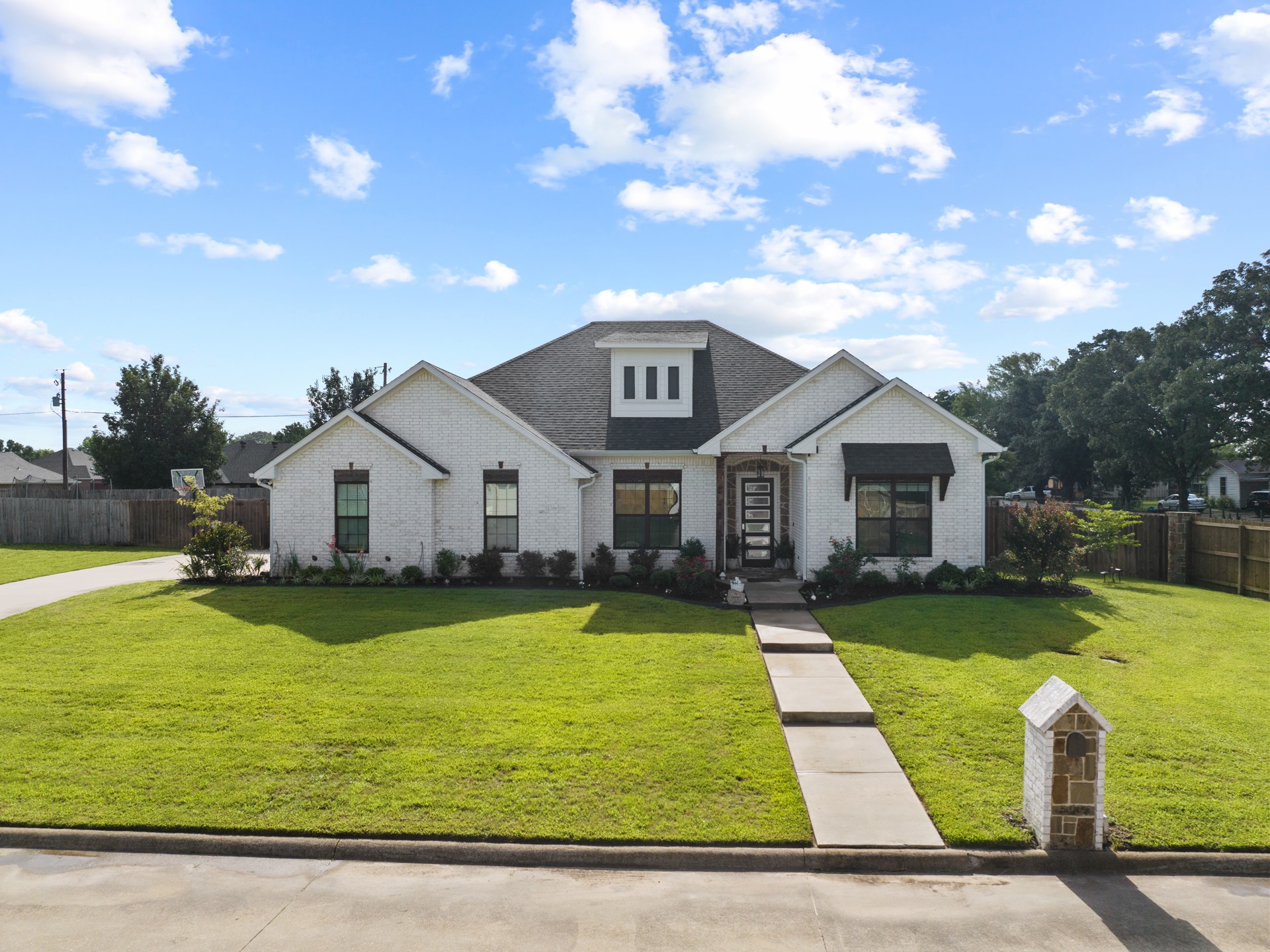 2700 Stone Hedge