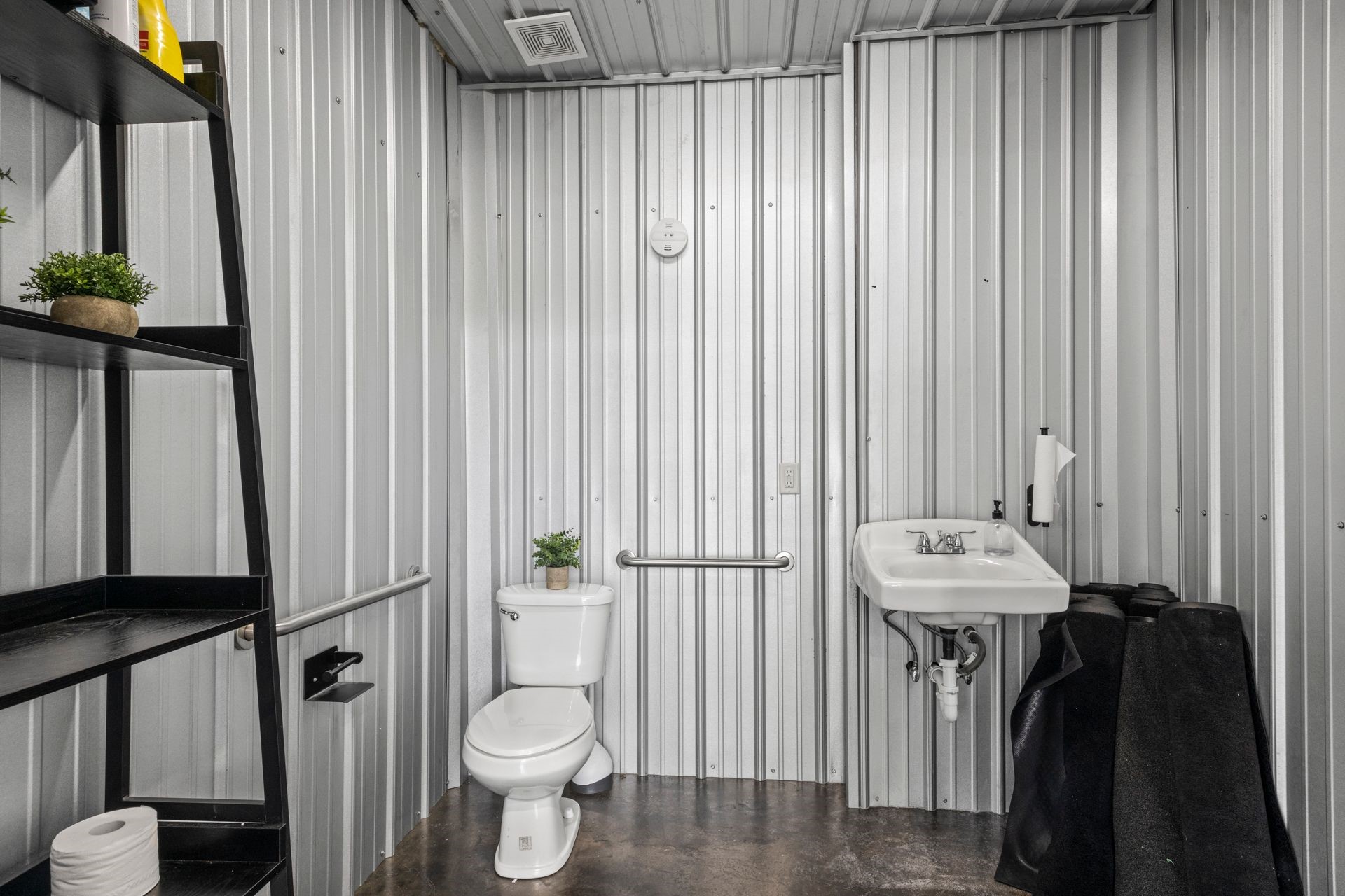 908 W Broadway
