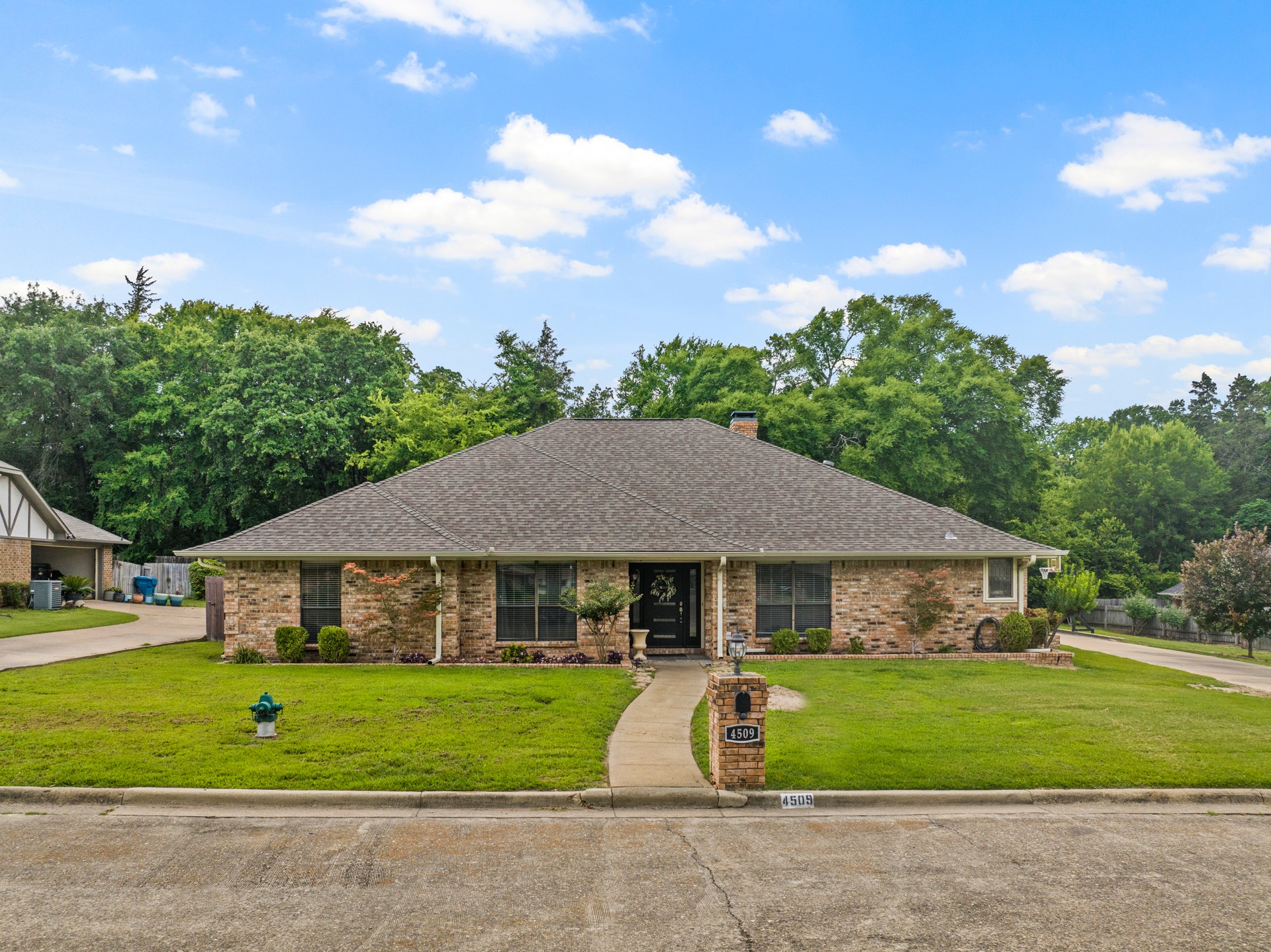 4509 Lakeside Drive