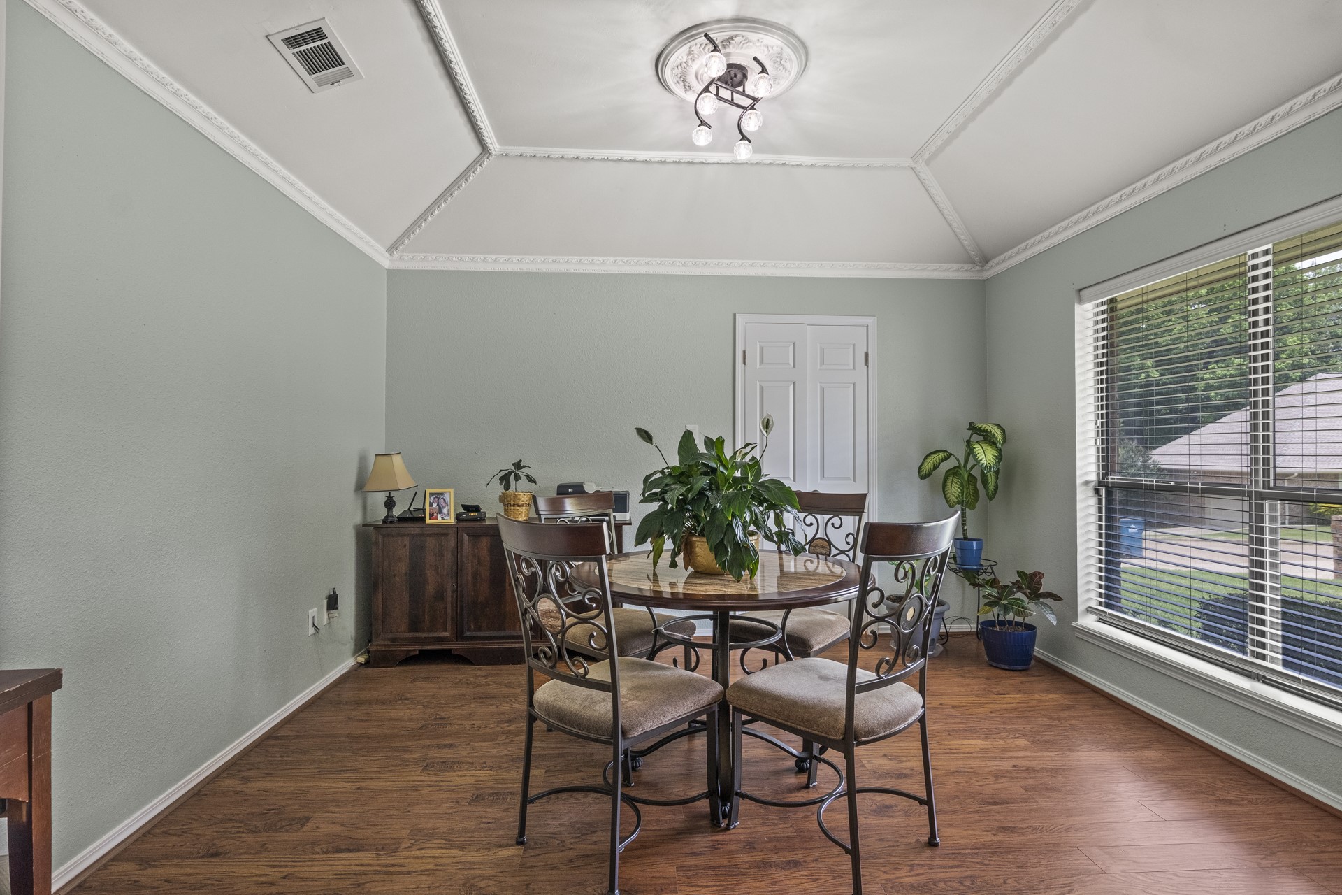 4509 Lakeside Drive