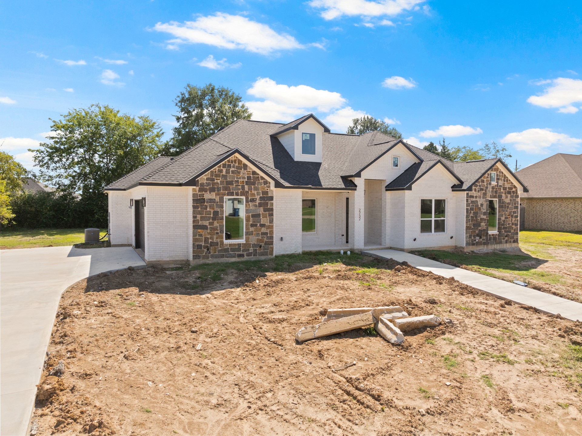 2732 Stone Hedge