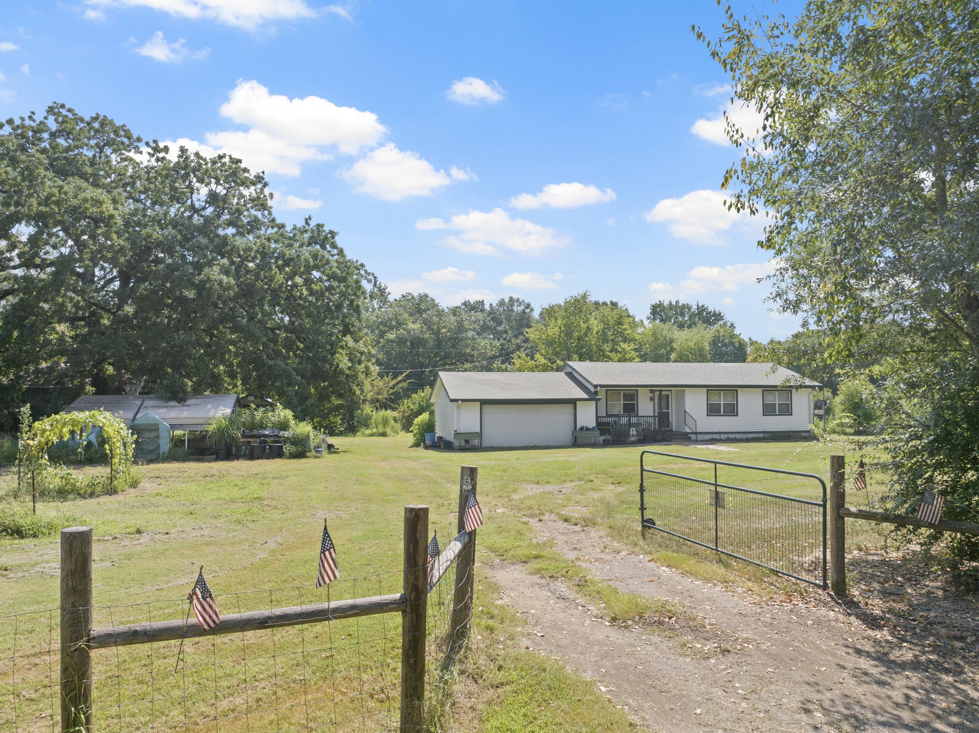 9280 NE County Road 2100