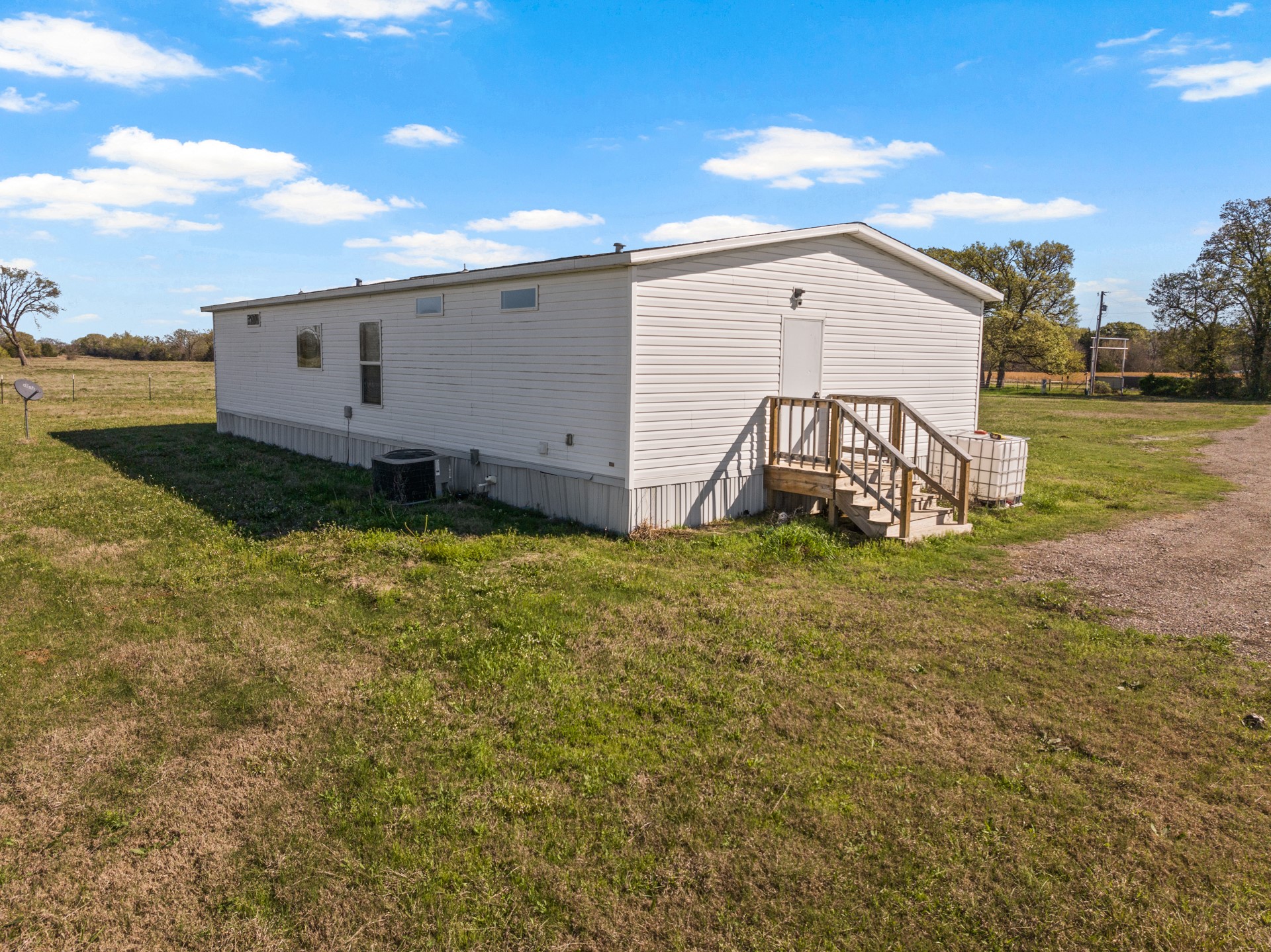 724 NE County Road 2170