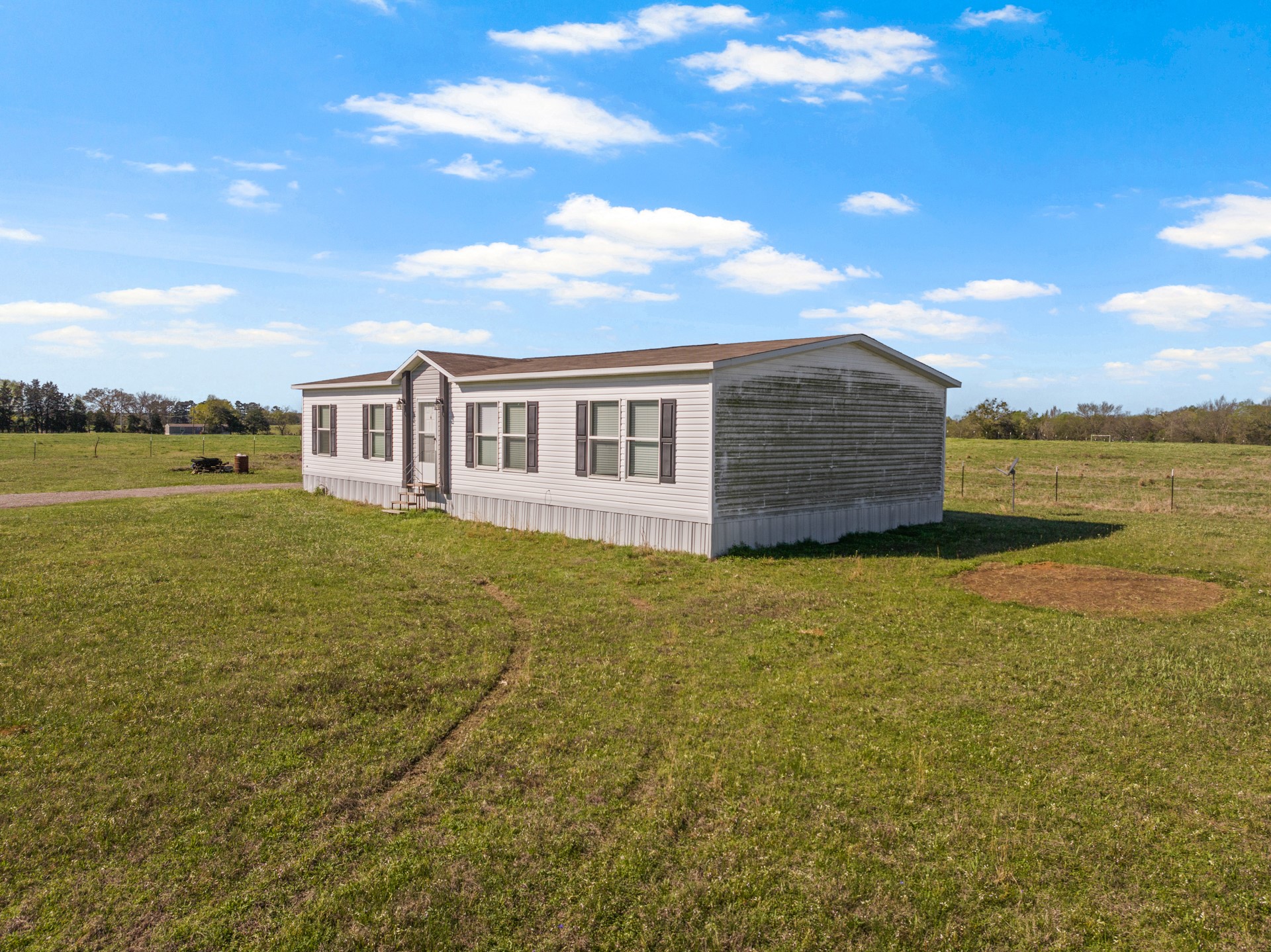 724 NE County Road 2170