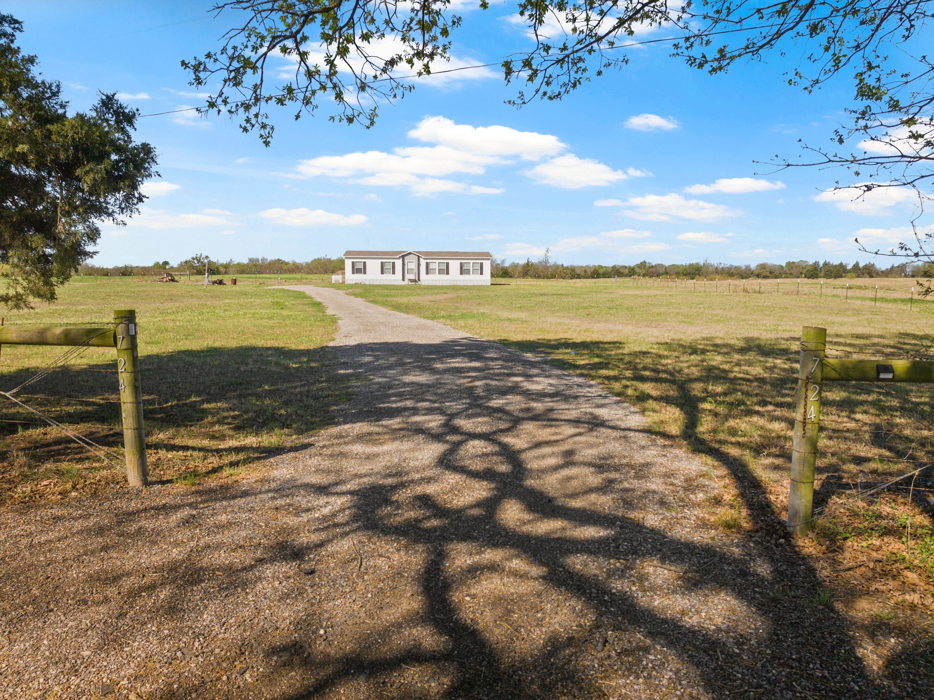 724 NE County Road 2170