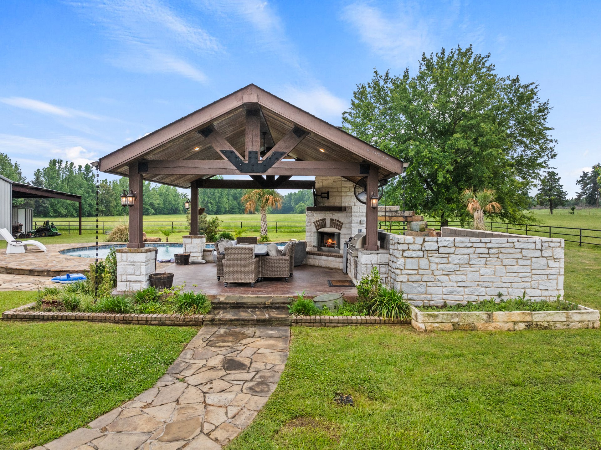 2320 W Hwy 11