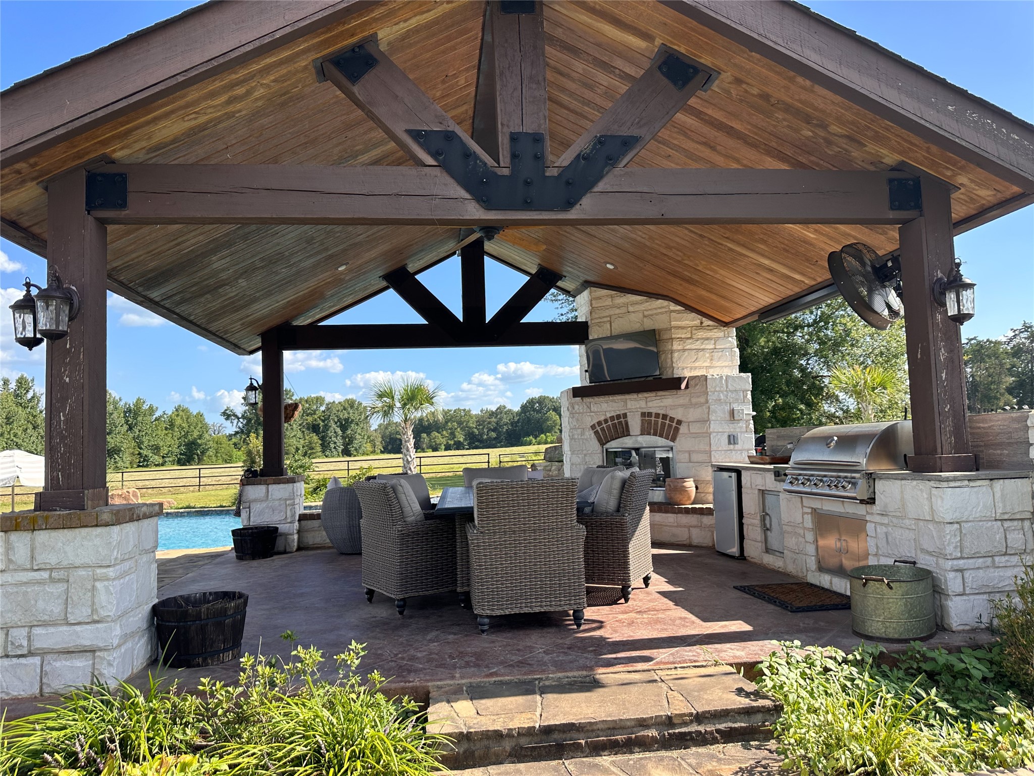 2320 W Hwy 11