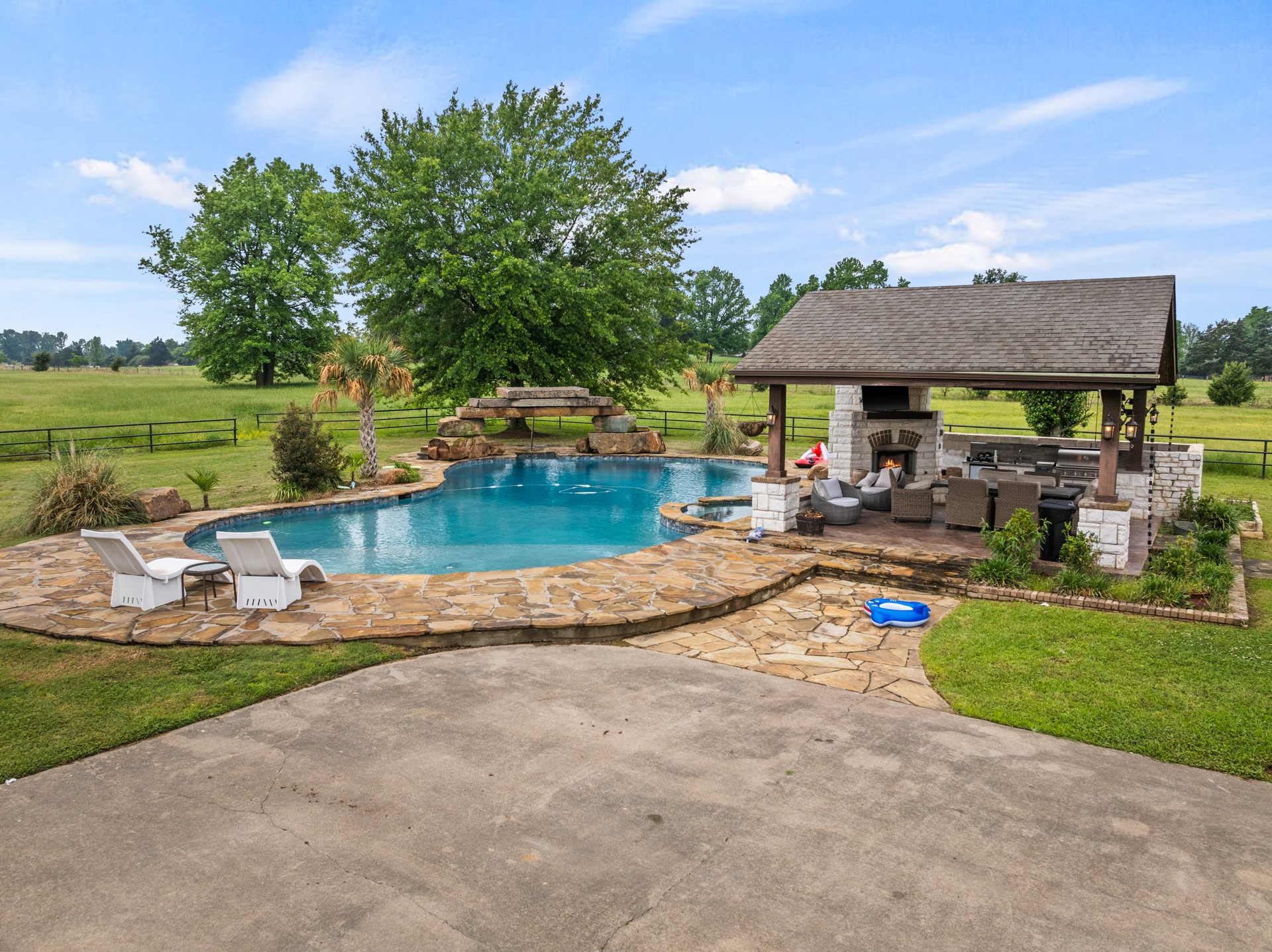 2320 W Hwy 11