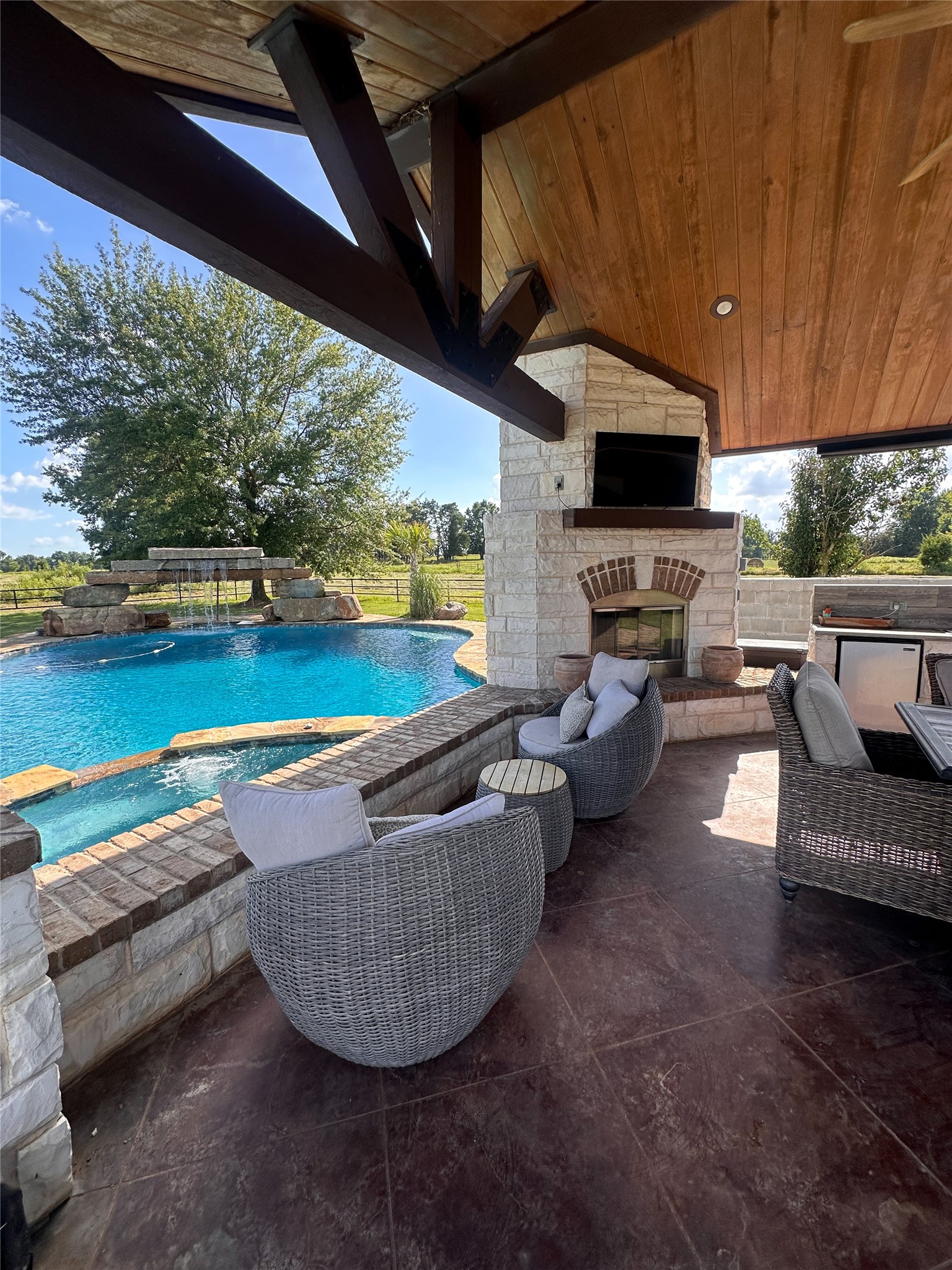 2320 W Hwy 11