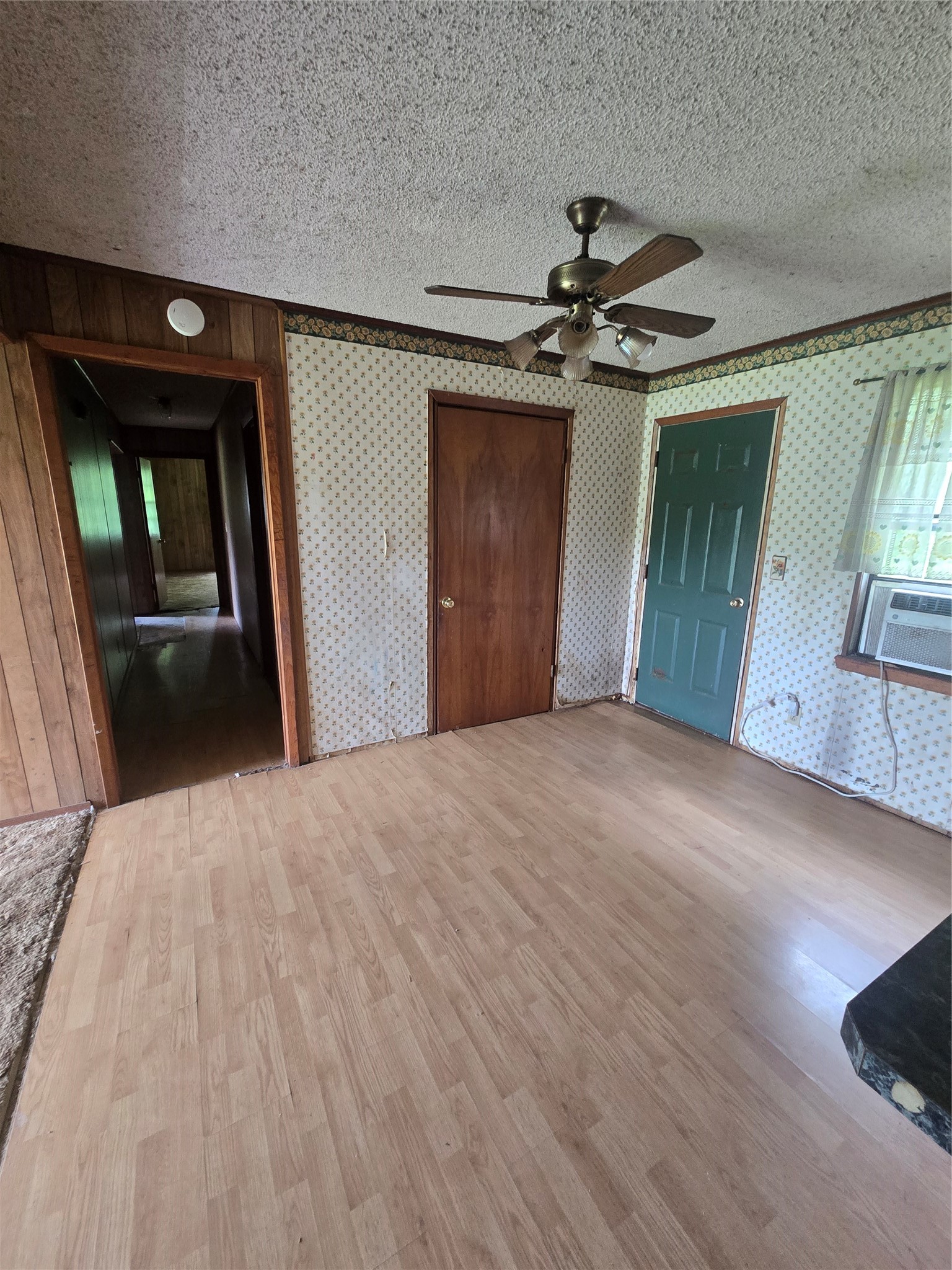 566 4777
