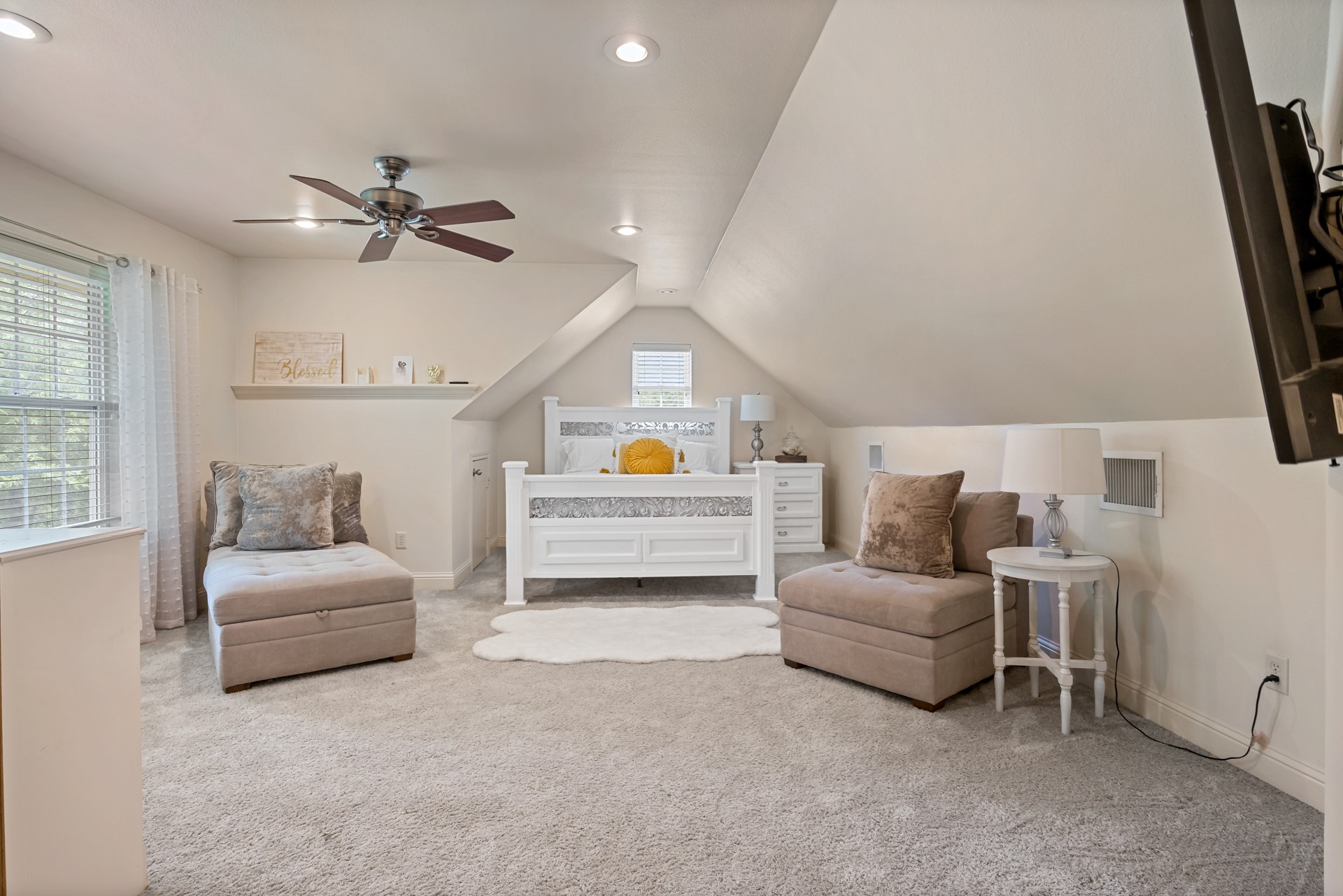 910 Holly Hill