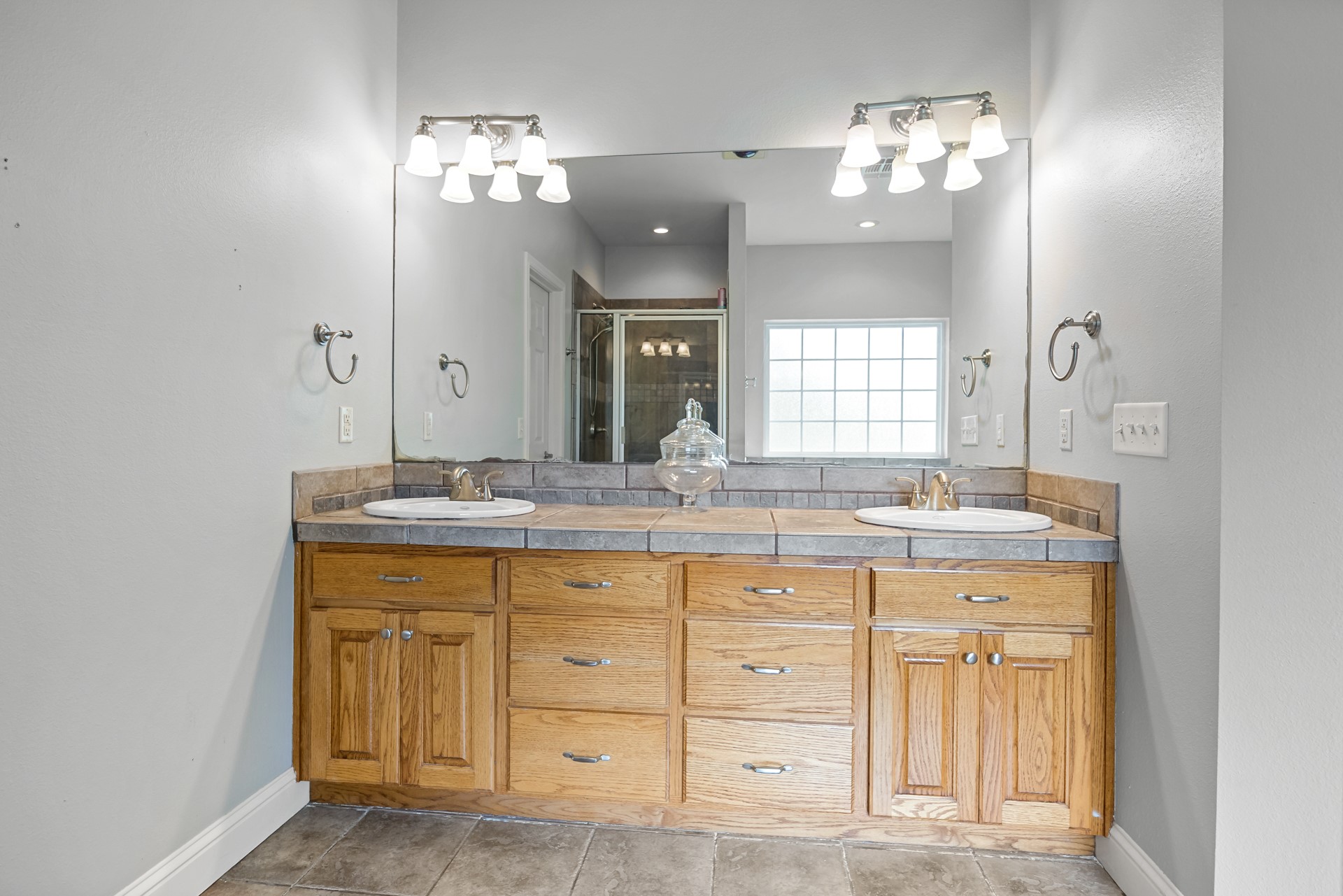 910 Holly Hill