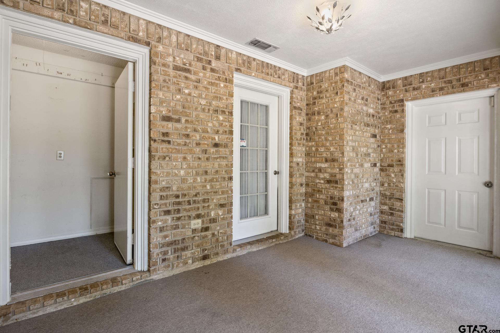 2404 Matthew Dr