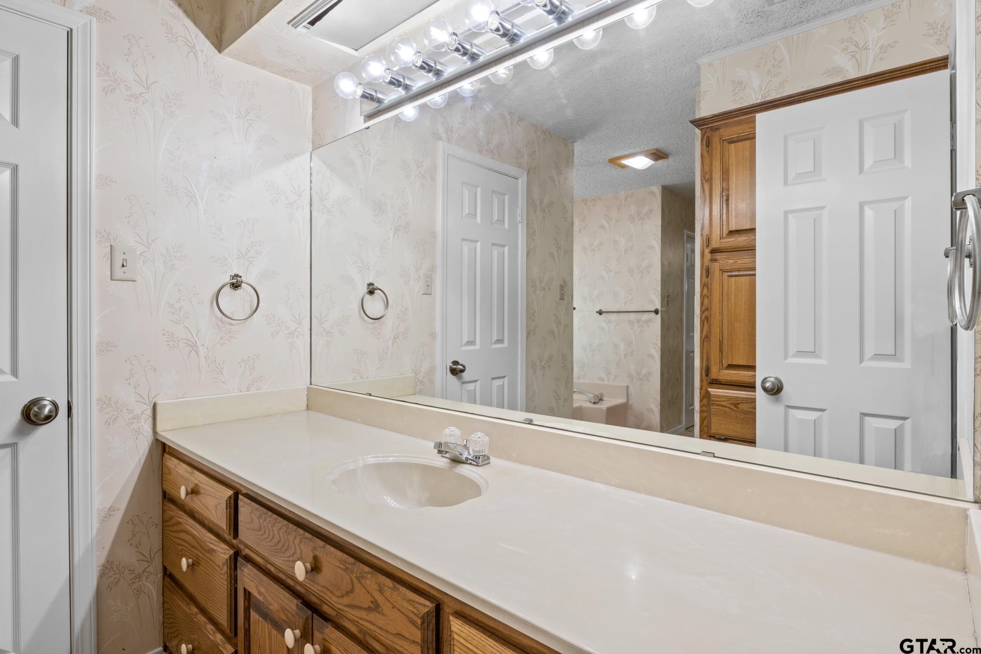 2404 Matthew Dr