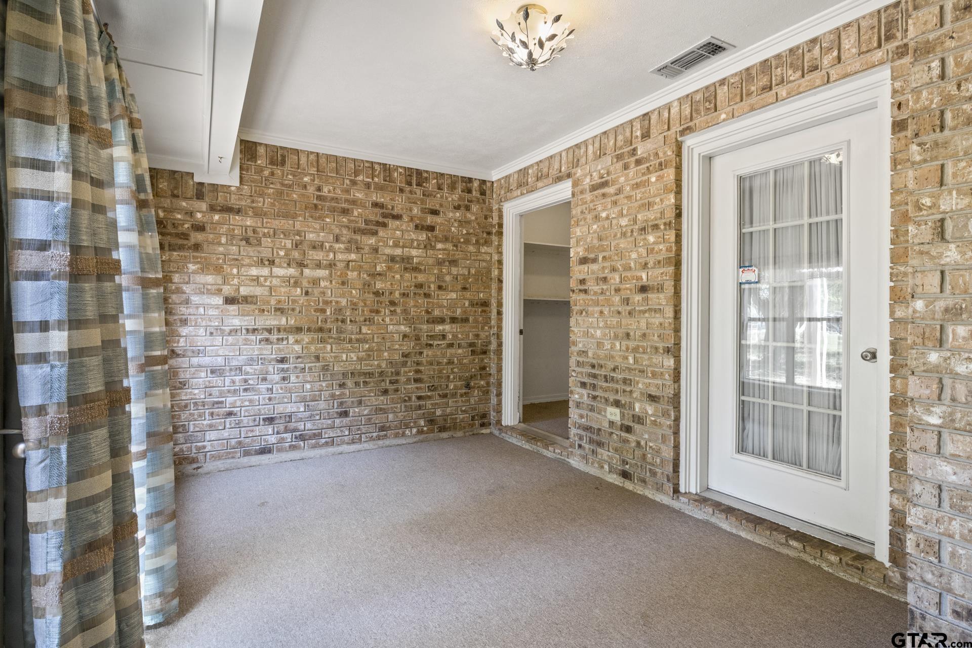 2404 Matthew Dr
