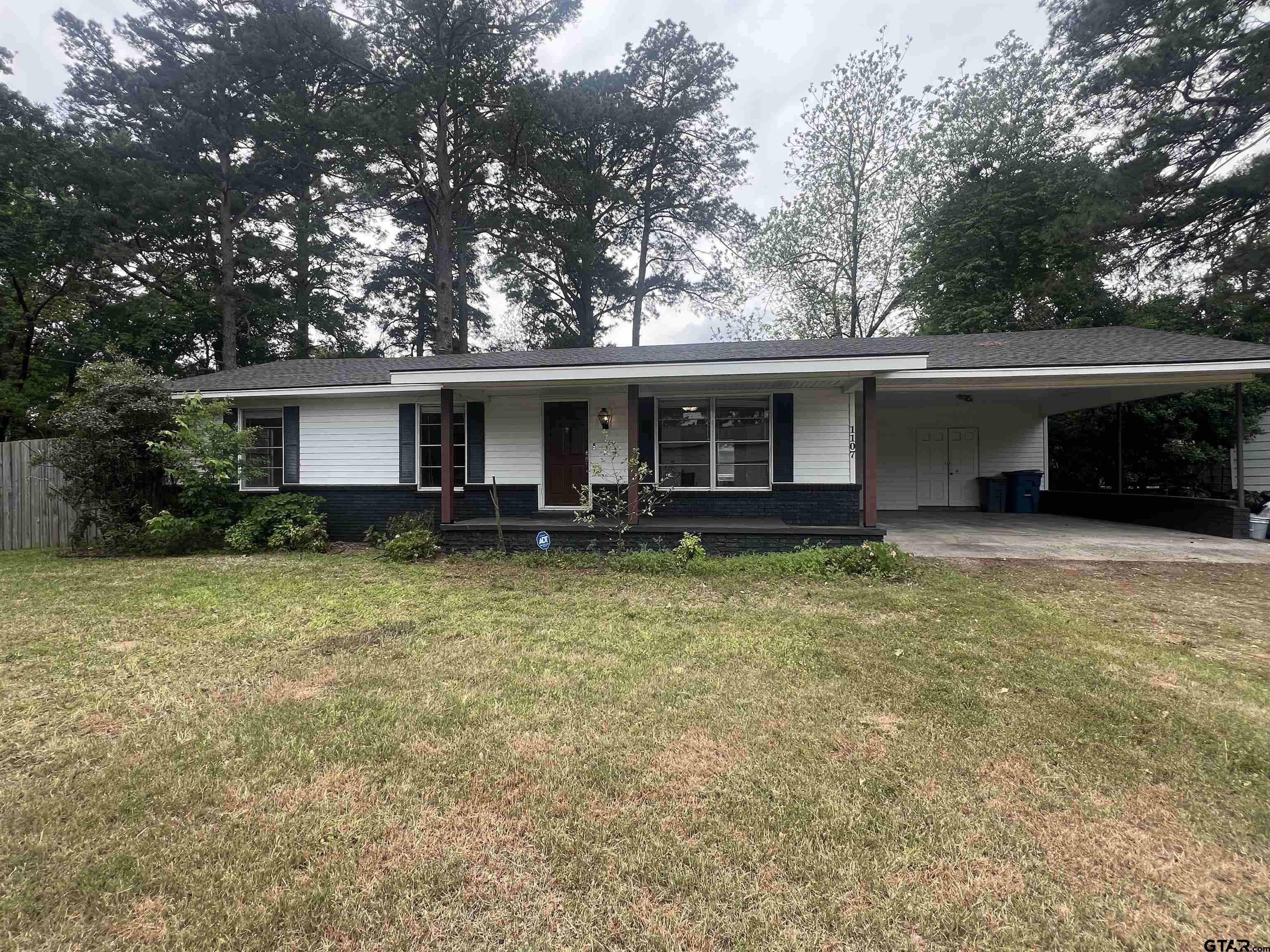 1107 Hackberry Ave