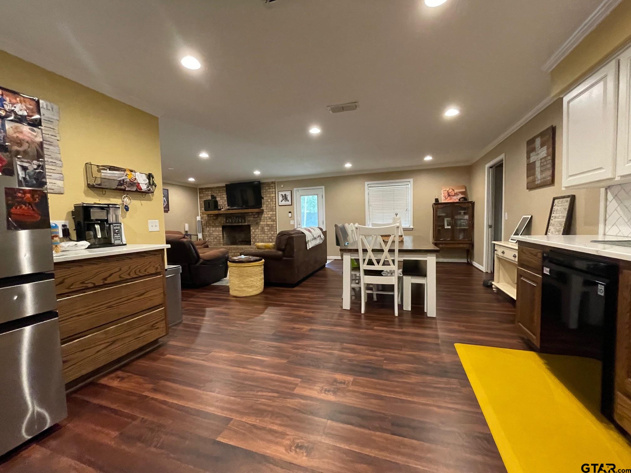 4054 Lakeshore Drive