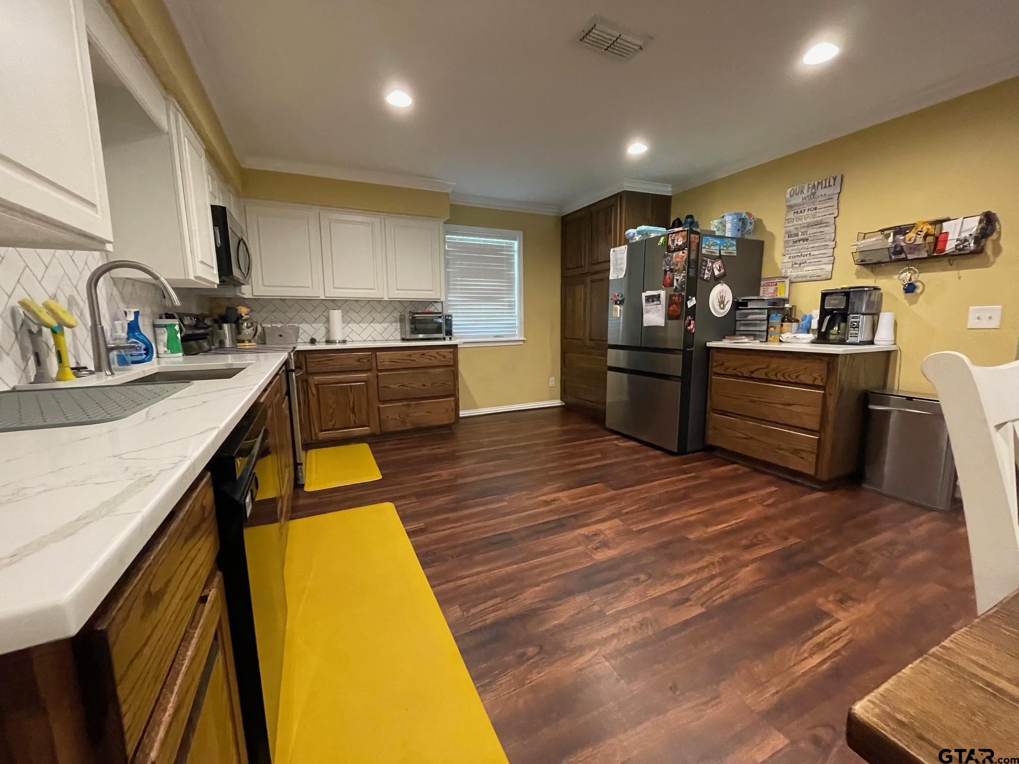 4054 Lakeshore Drive