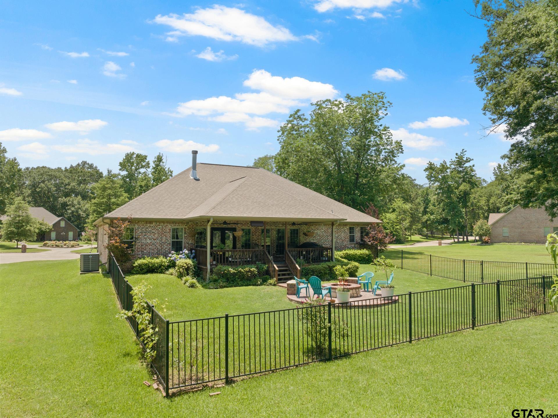 909 Holly Hill