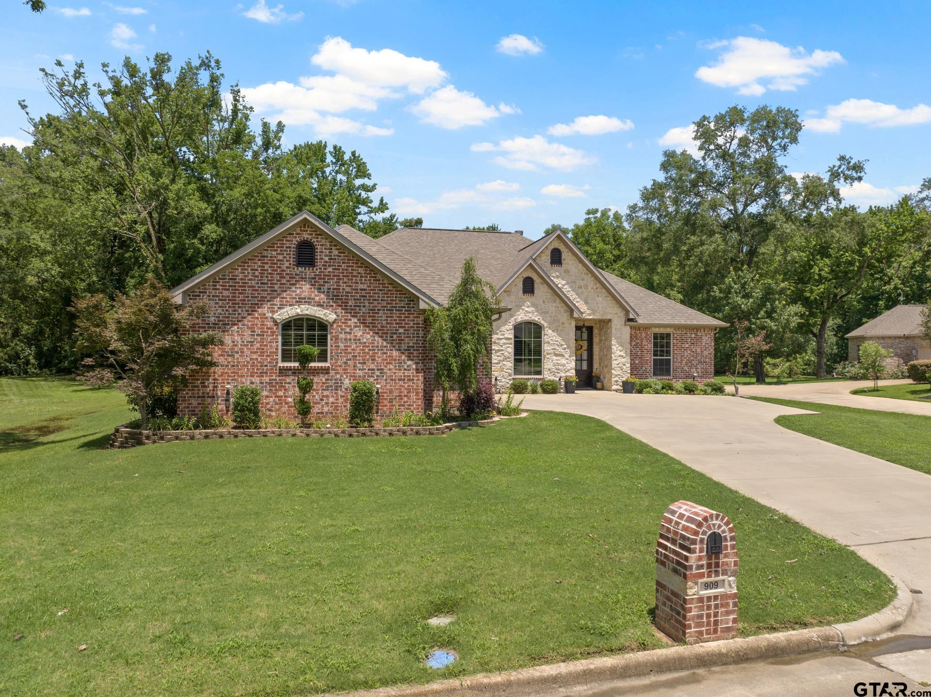 909 Holly Hill