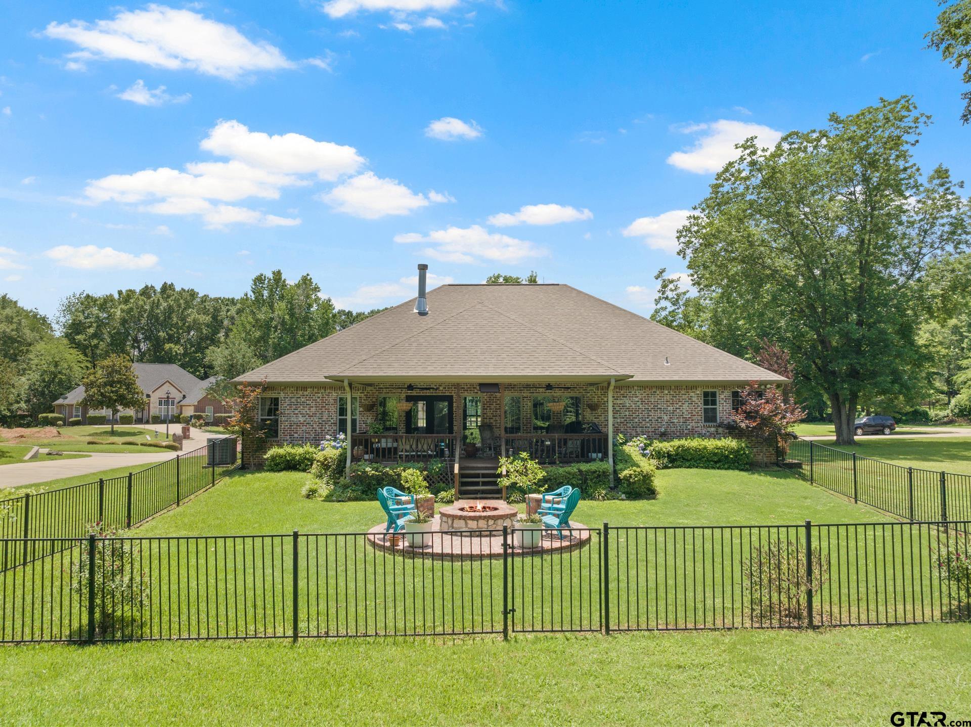 909 Holly Hill