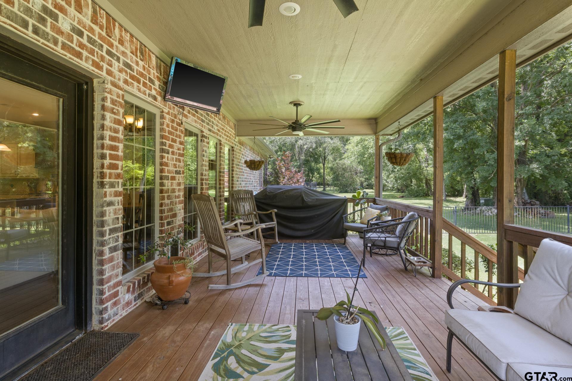 909 Holly Hill