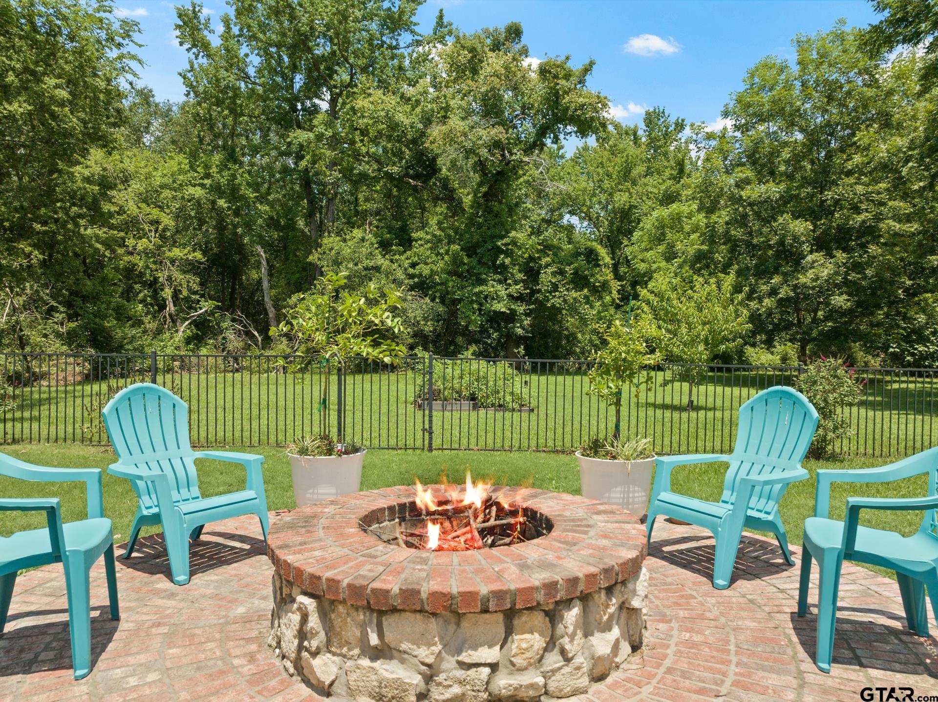 909 Holly Hill
