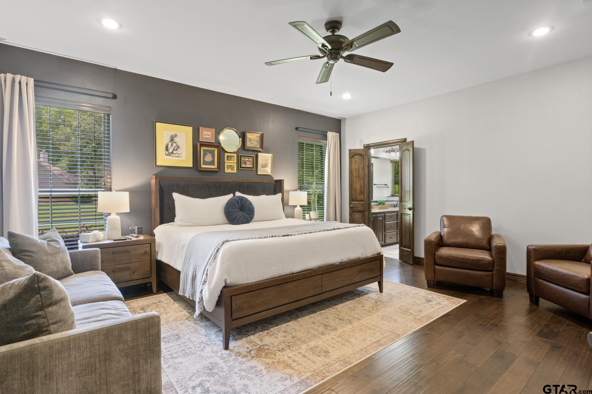 909 Holly Hill