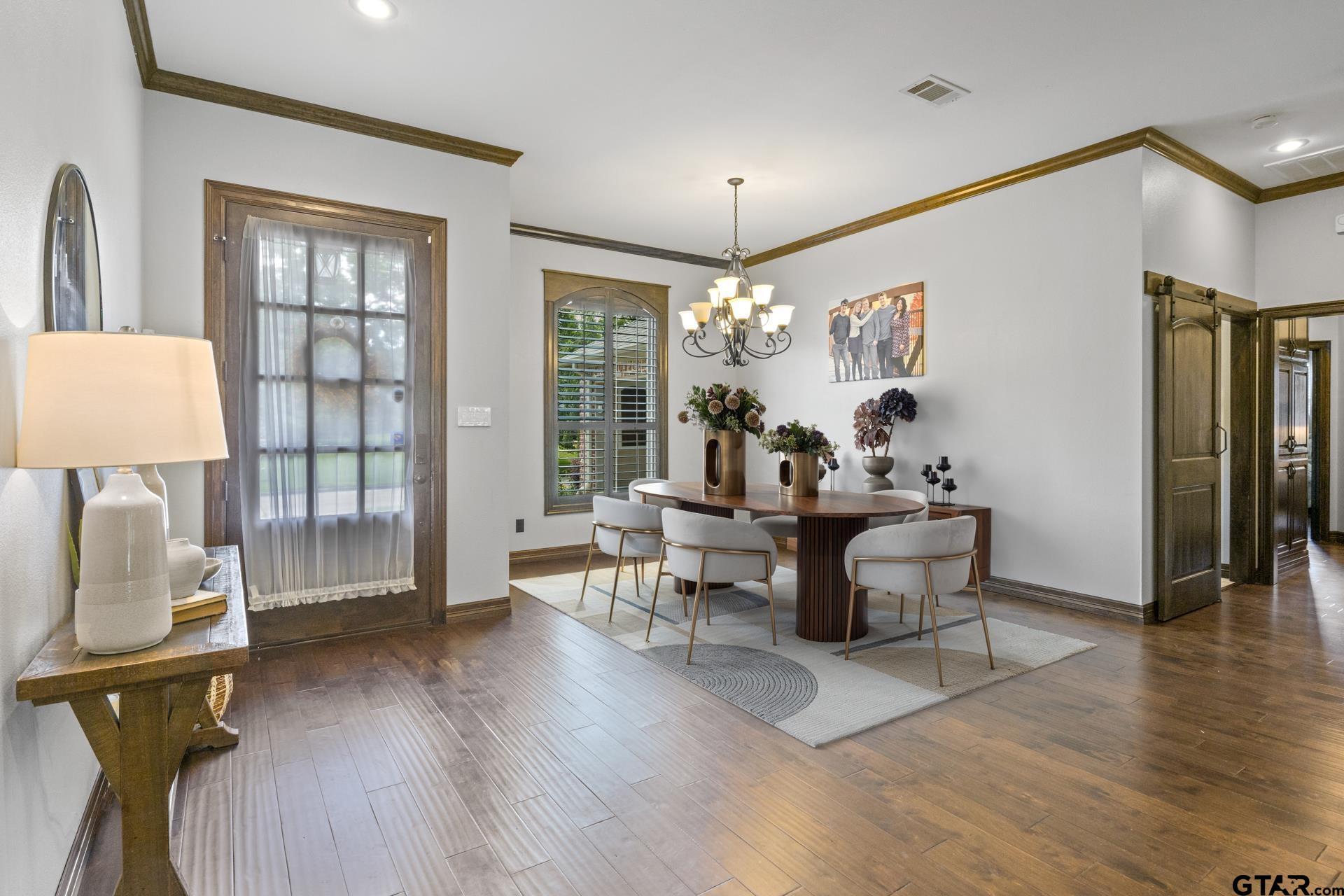 909 Holly Hill