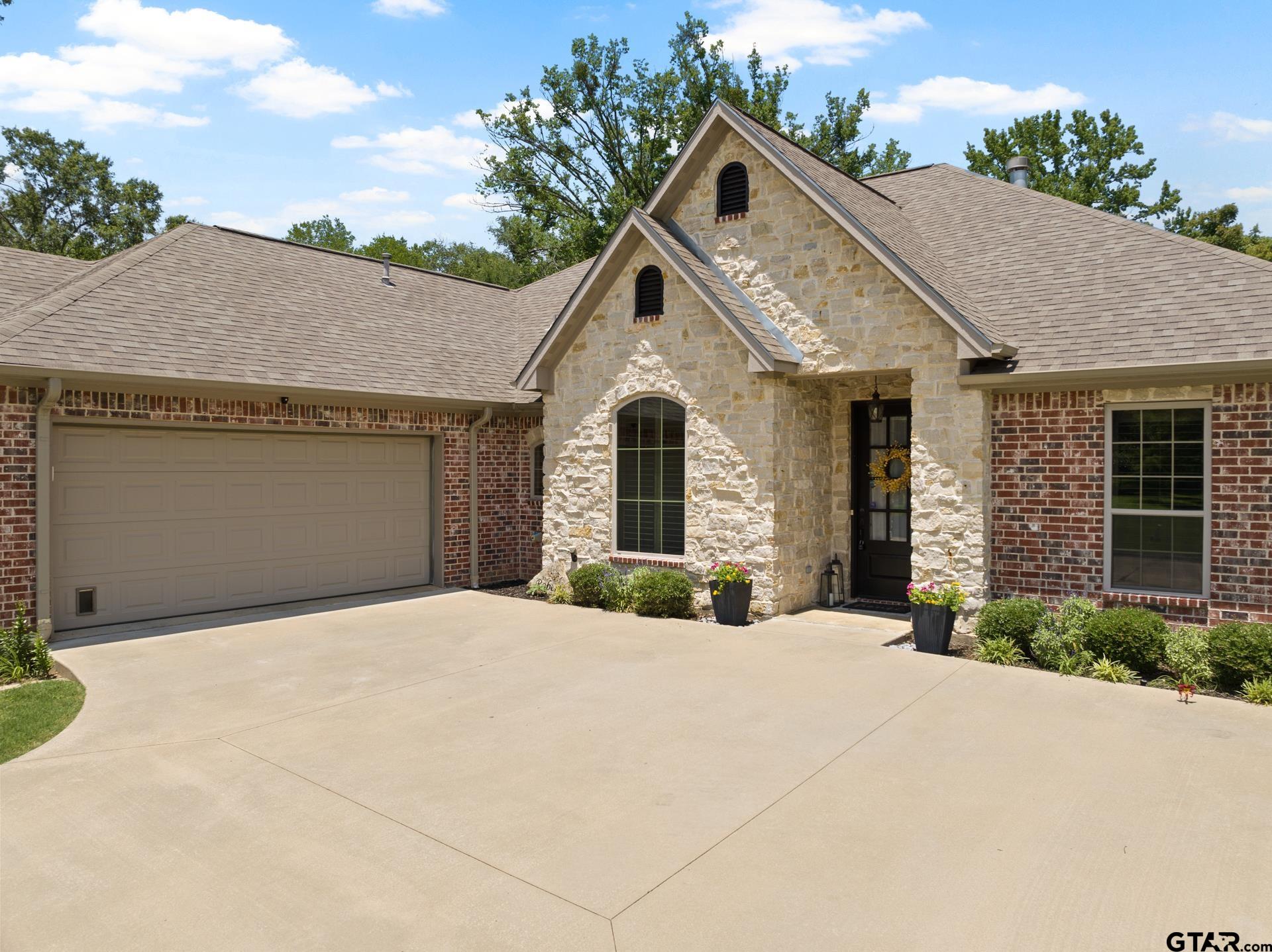 909 Holly Hill