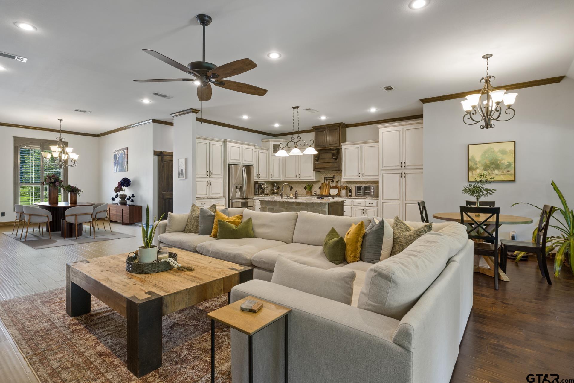 909 Holly Hill