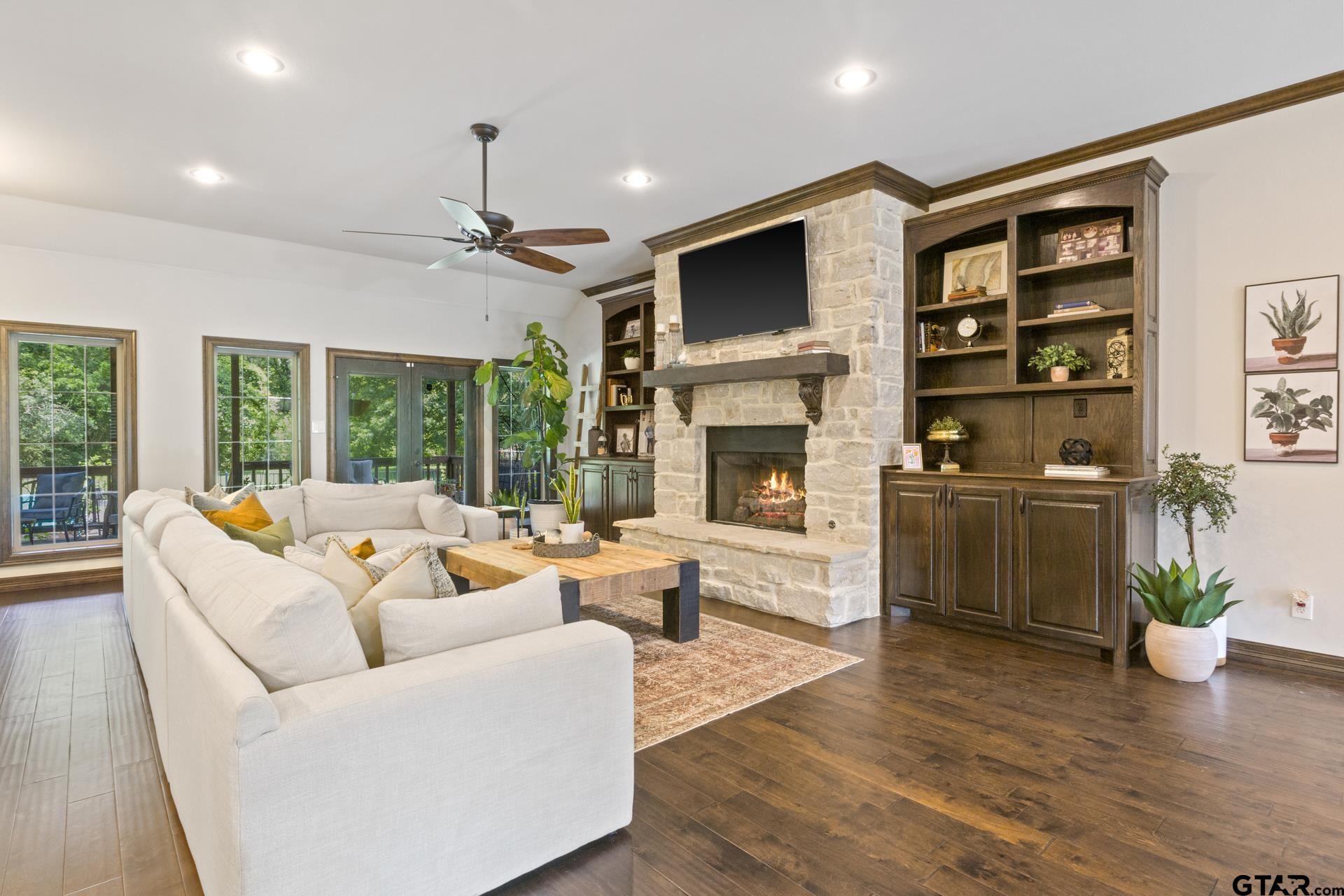909 Holly Hill