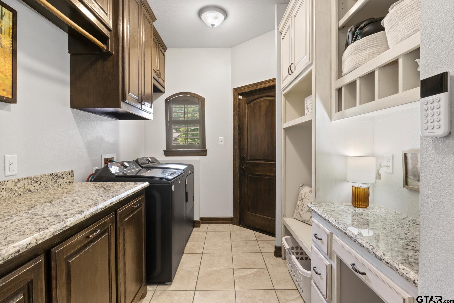 909 Holly Hill