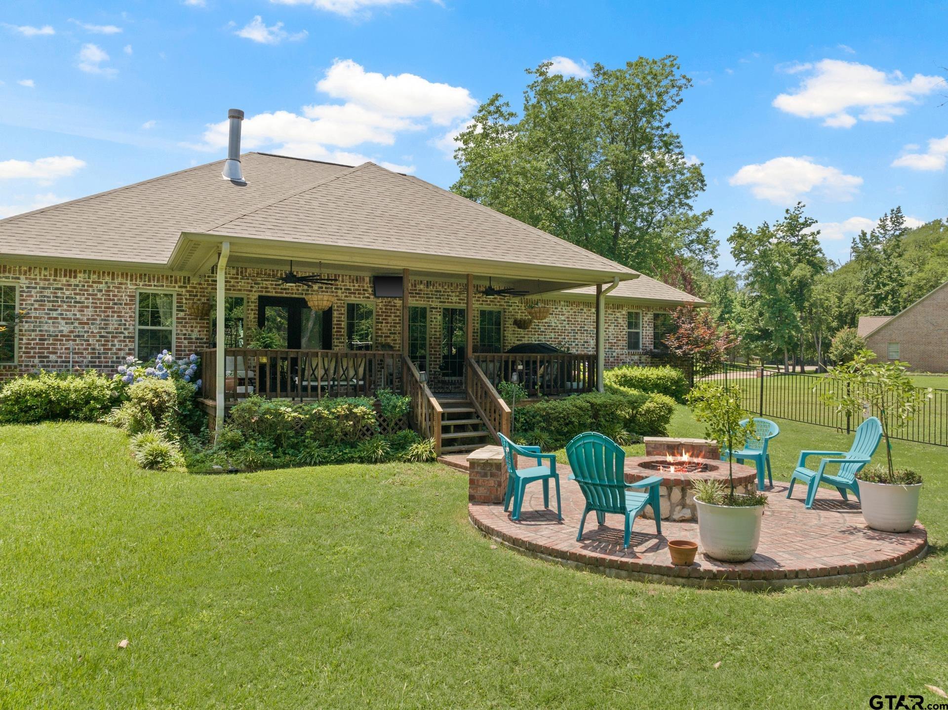 909 Holly Hill
