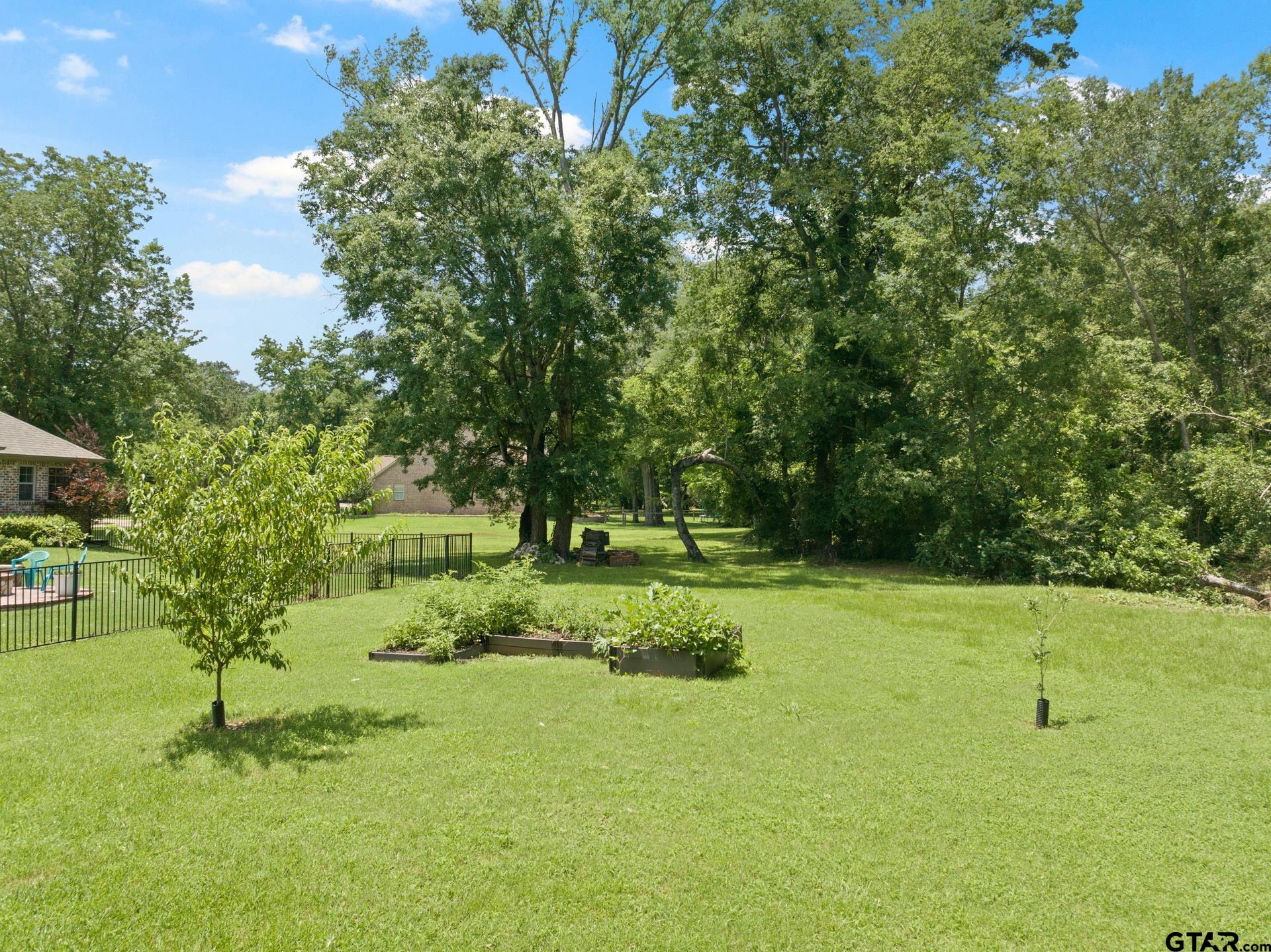 909 Holly Hill