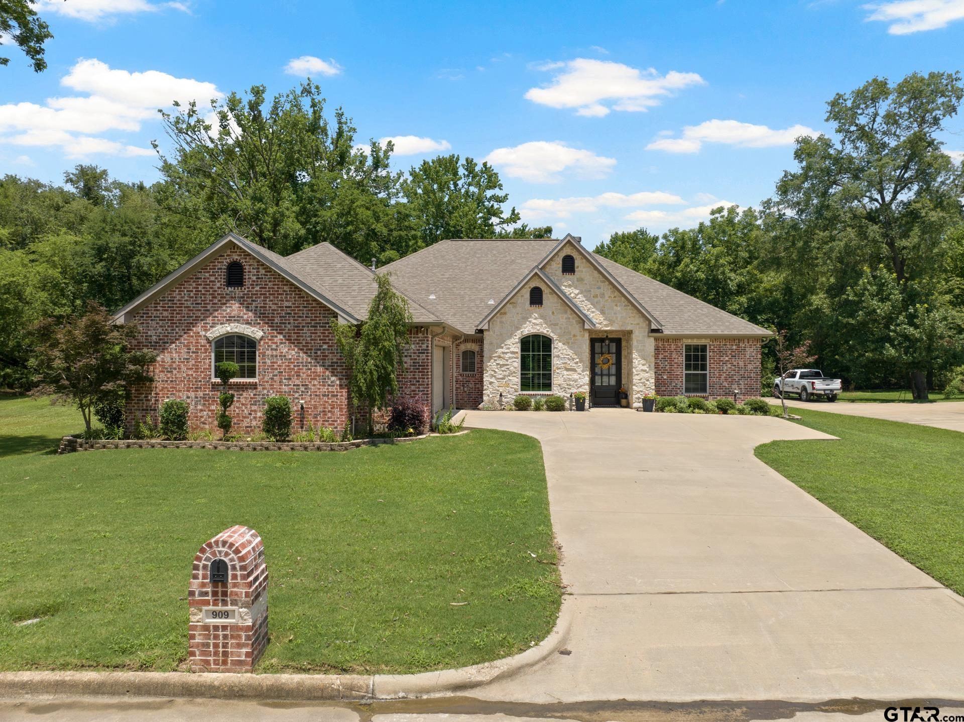 909 Holly Hill