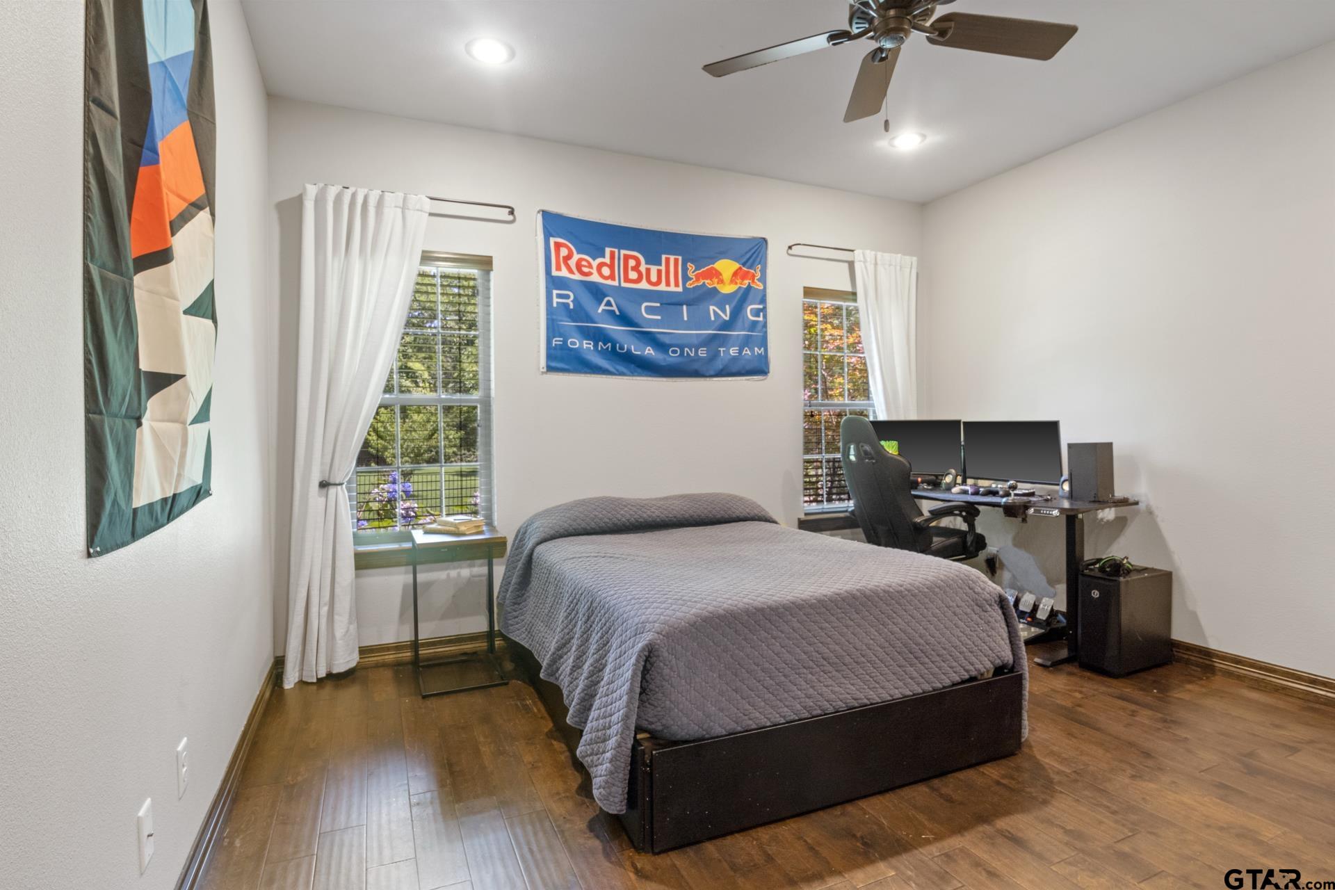909 Holly Hill