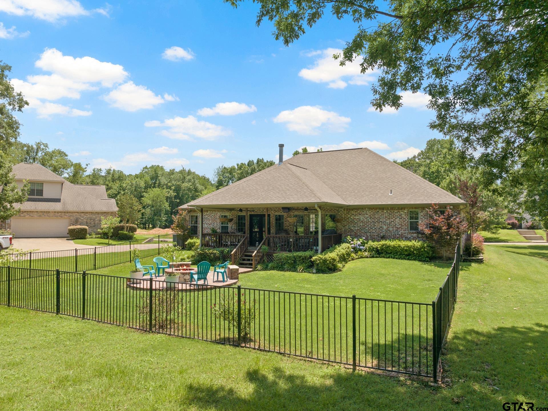 909 Holly Hill