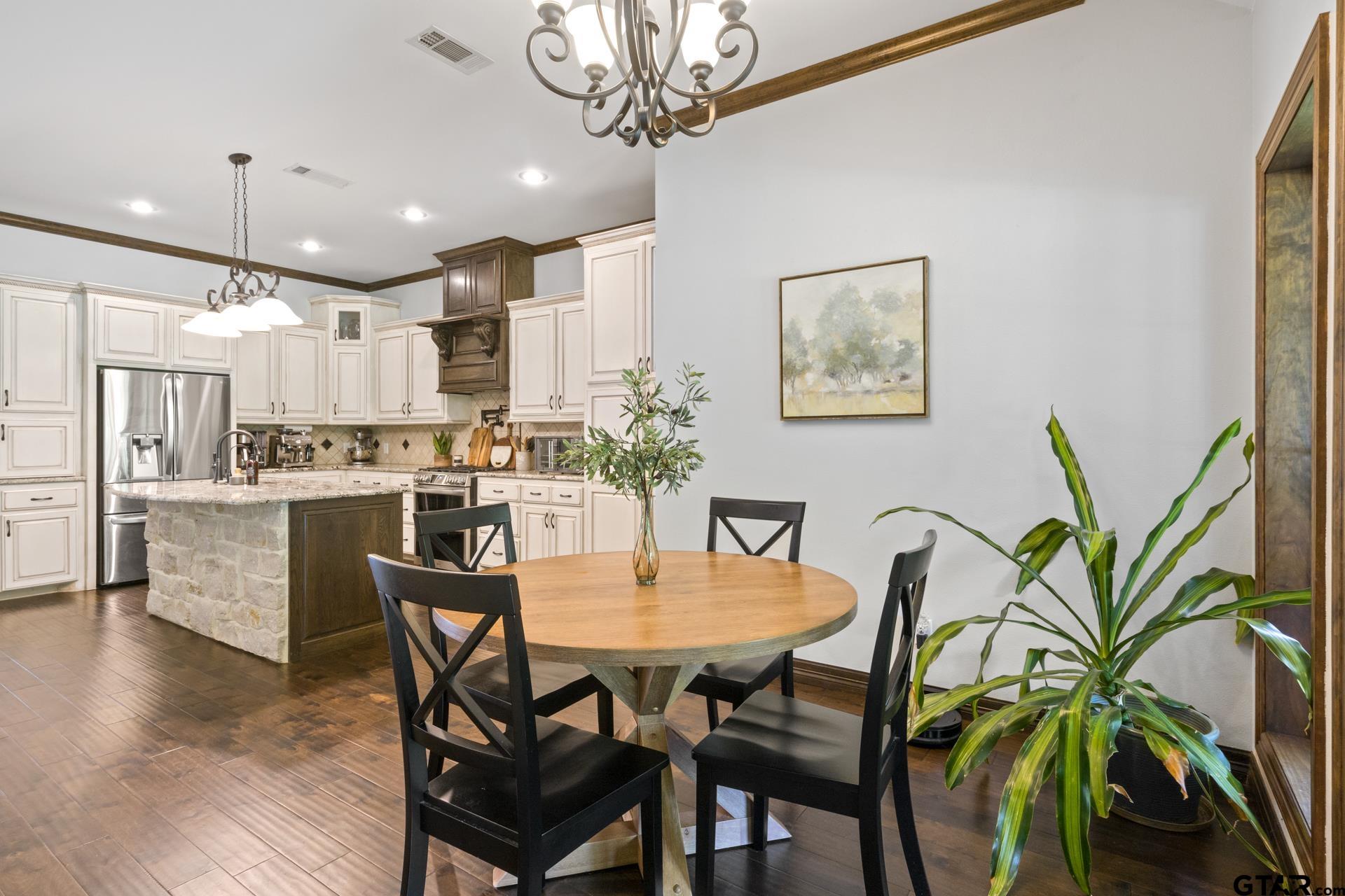 909 Holly Hill