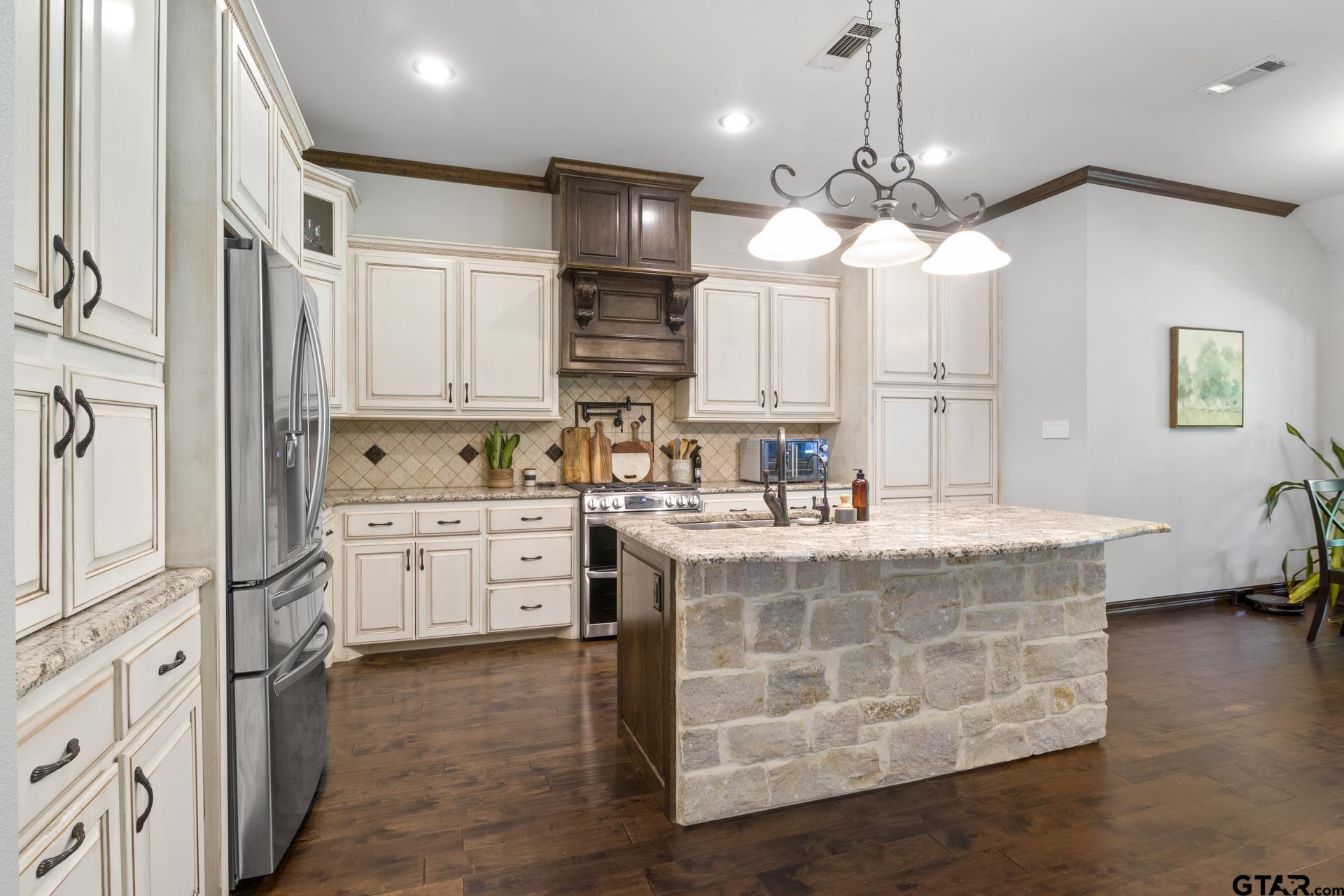 909 Holly Hill