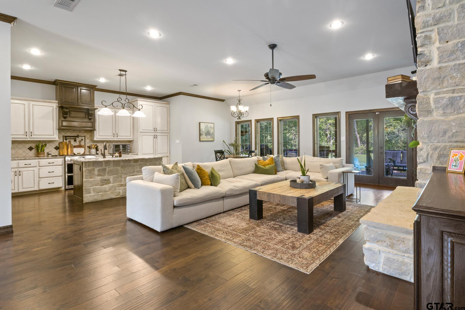 909 Holly Hill