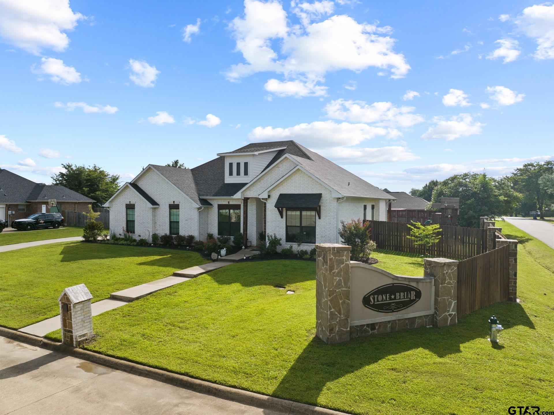 2700 Stone Hedge