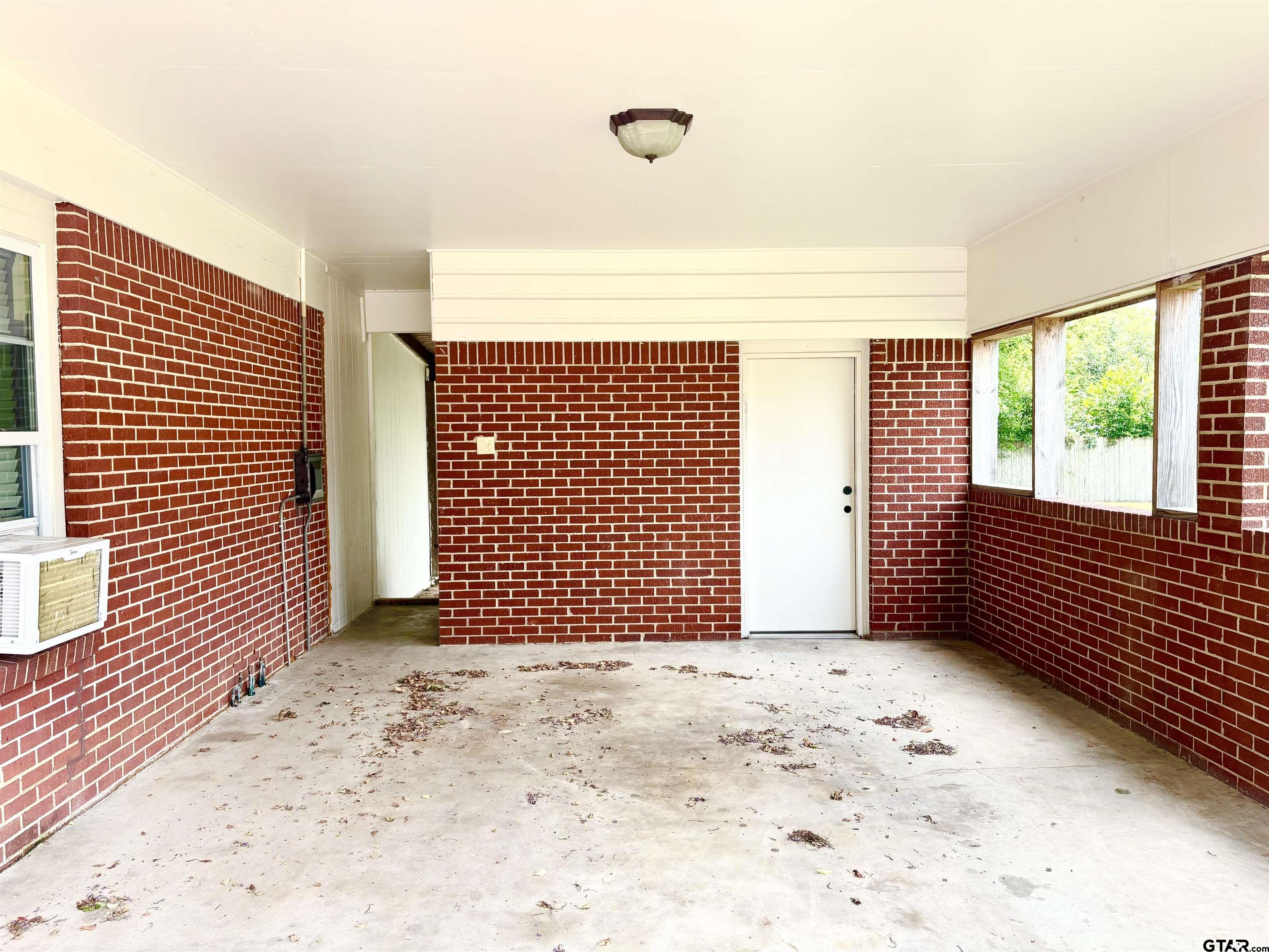 705 N EDWARDS