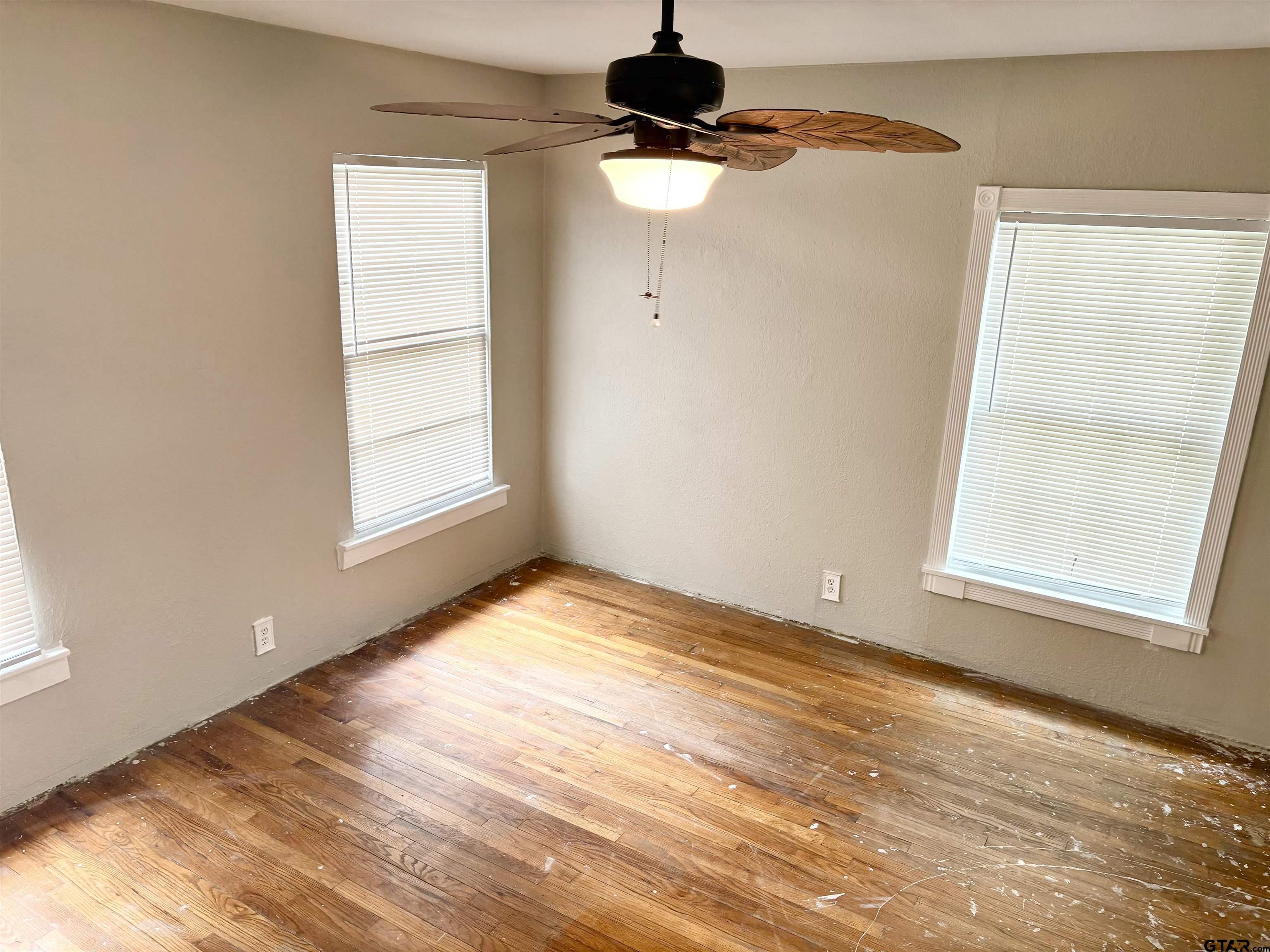 705 N EDWARDS
