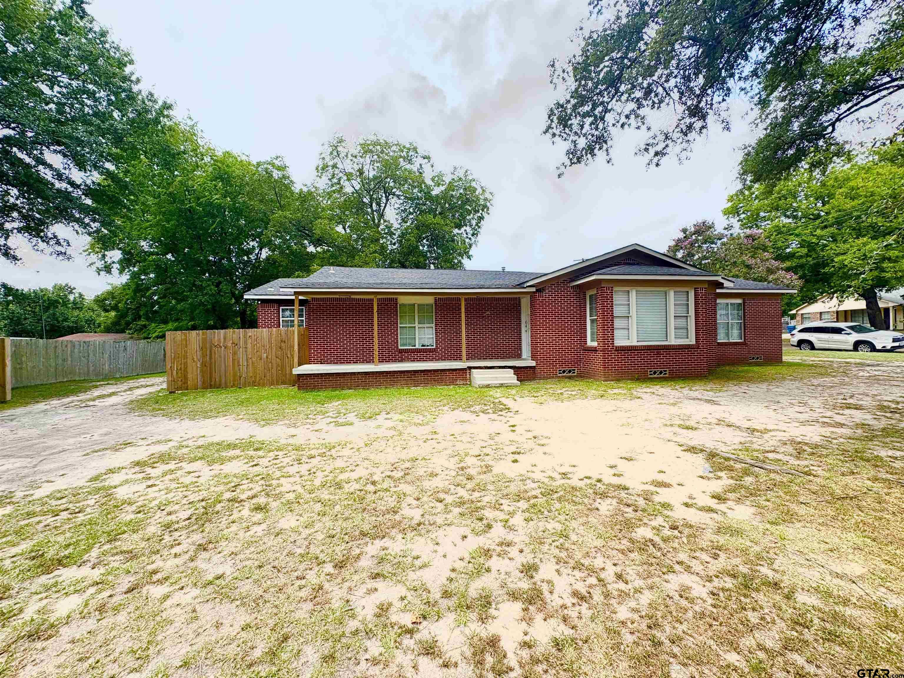 705 N EDWARDS