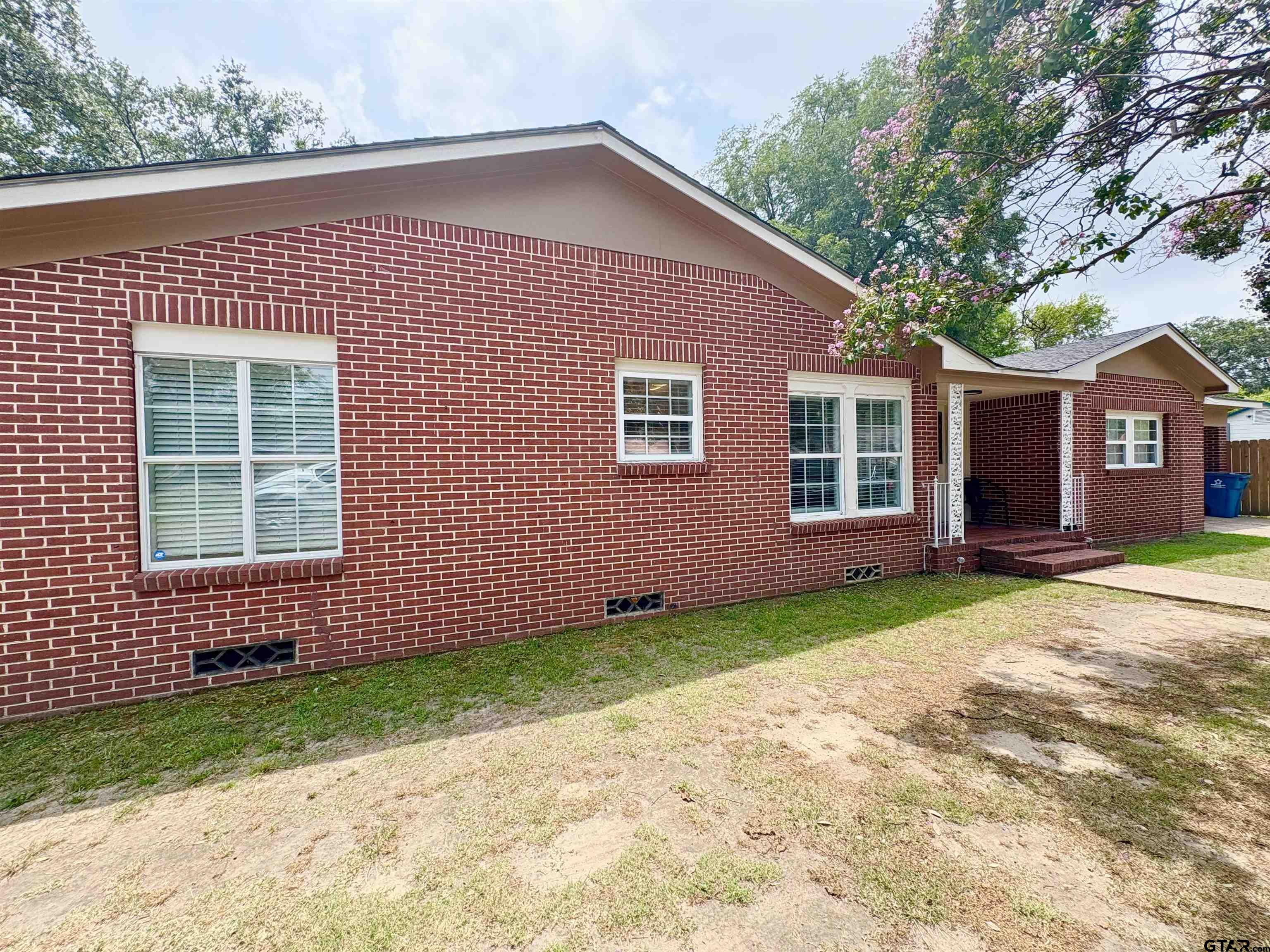 705 N EDWARDS